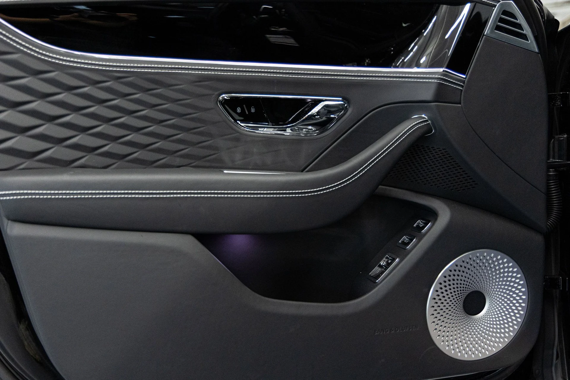 mph022_2217386637_dd528f72cb70b212f6e51dfcb382e34ex_c77cc7dd61