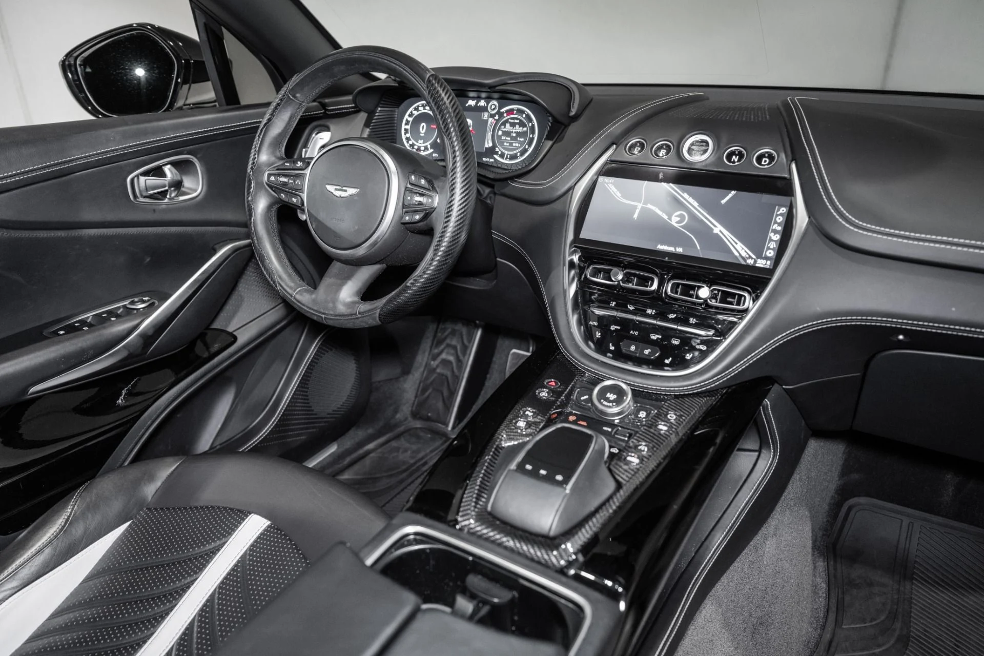 mph022_2221328867_Used_2023_Aston_Martin_DBX_707_1761749500_3cd0244ace