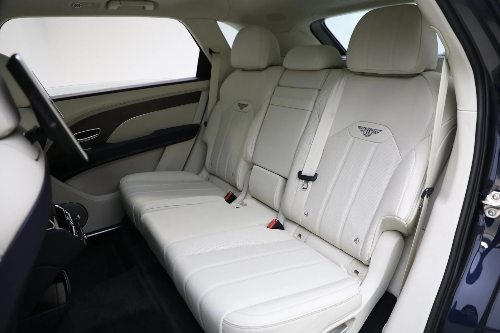 mph022_2230689428_Used_2024_Bentley_Bentayga_EWB_V8_1711043529_fe657c215c