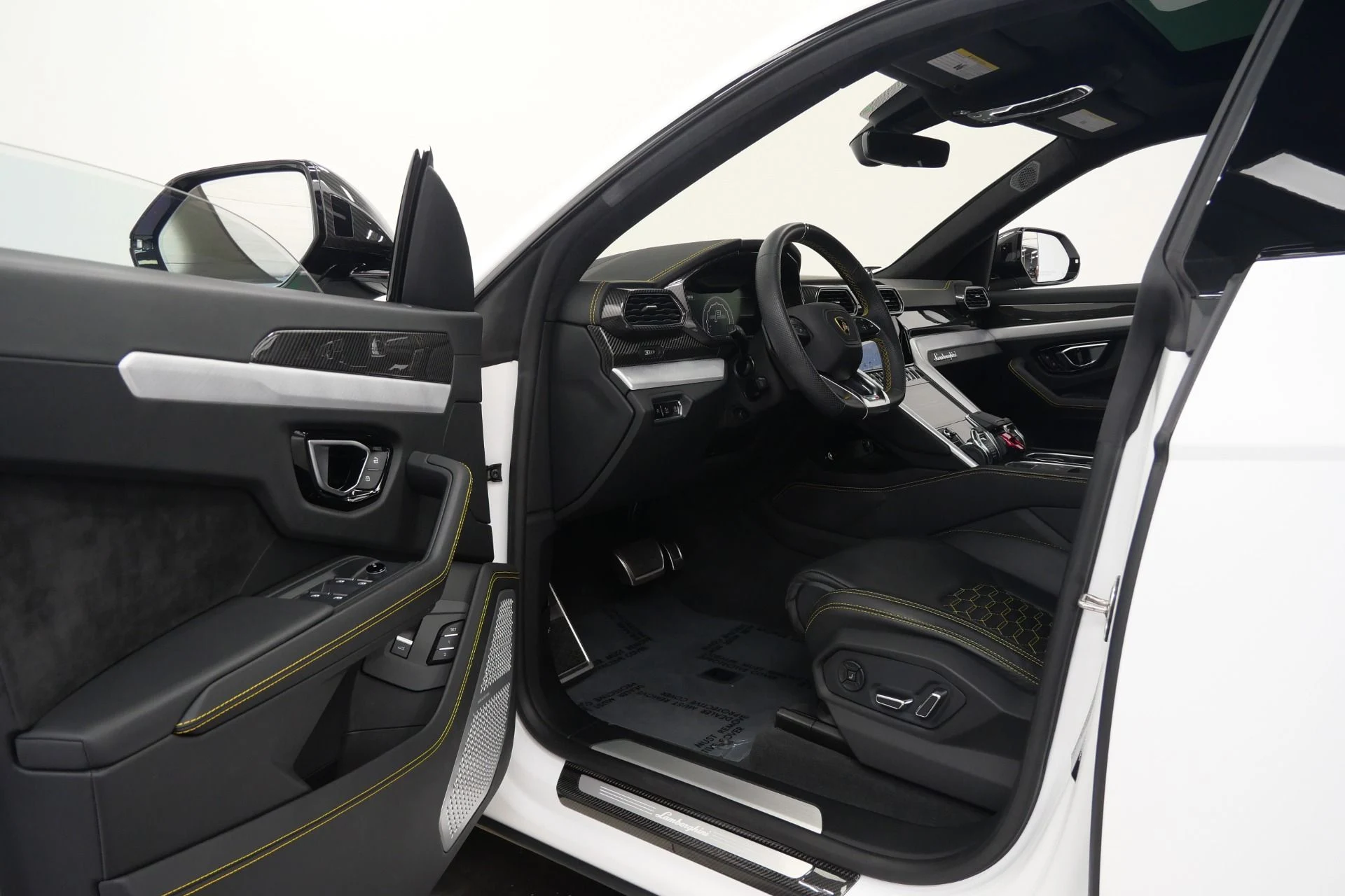 mph022_2237397101_Used_2021_Lamborghini_Urus_Carbon_Fiber_Packs_Inside_and_Out_23_Inch_Wheels_1775930480_399a1d71e0