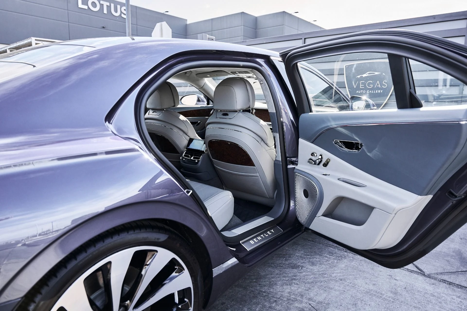 mph022_2239826664_Used_2026_Bentley_Flying_Spur_V8_1775613270_0789745fad