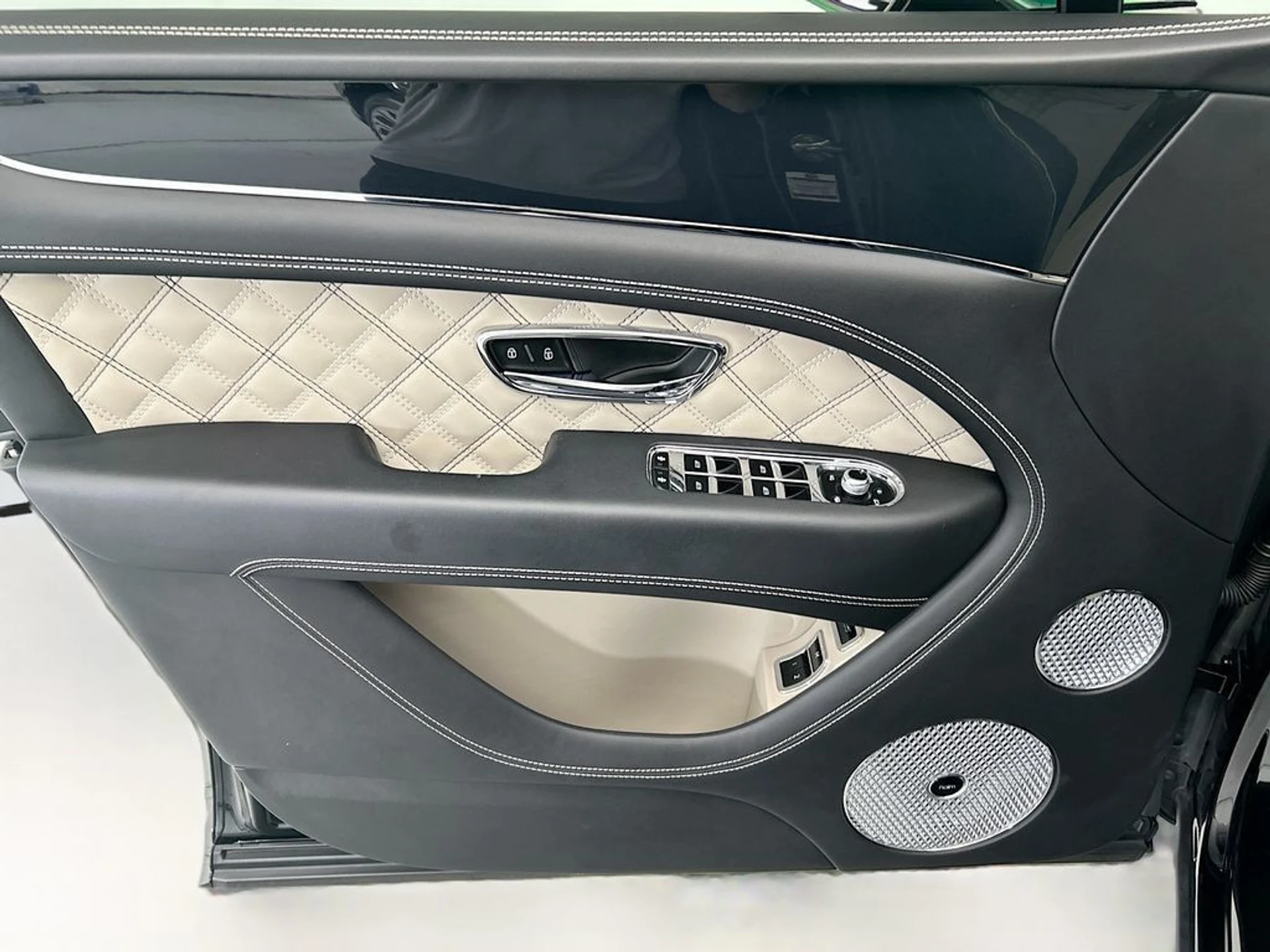 mph022_2248006981_used_2021_bentley_bentayga_v8awd_8119_23037216_23_1024_6e20d29dcc