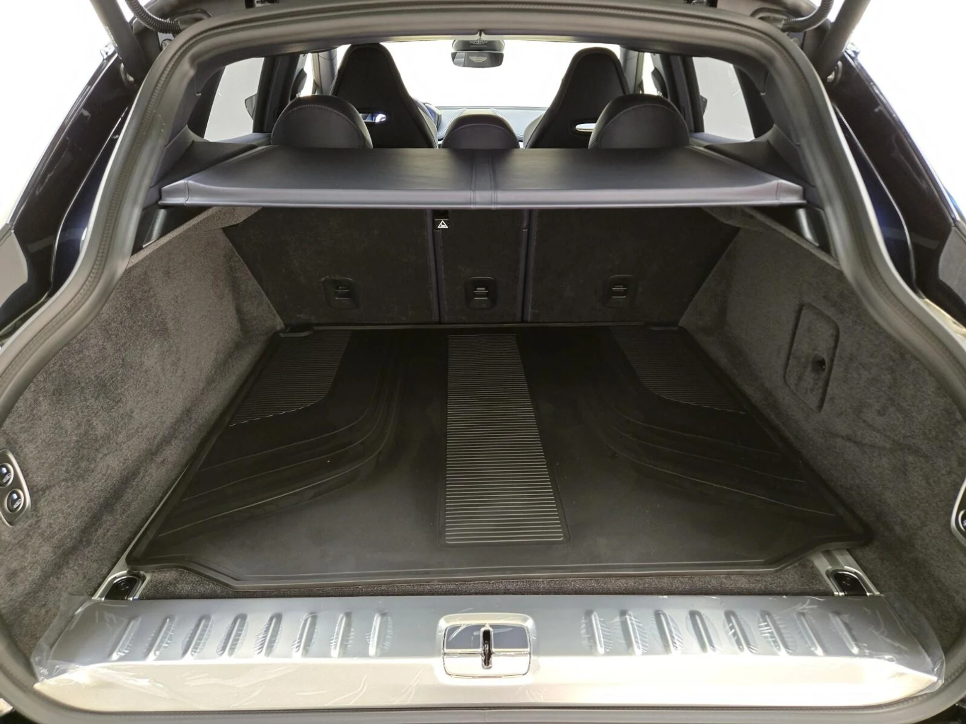 mph022_2253475607_New_2025_Aston_Martin_DBX_707_1753162630_41ef0622cd