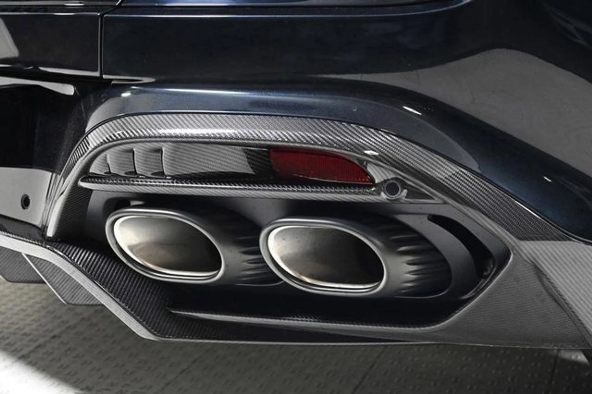 mph022_2274715008_new_2025_aston_martin_vanquish_coupe_11350_22854857_22_640_08573fab15