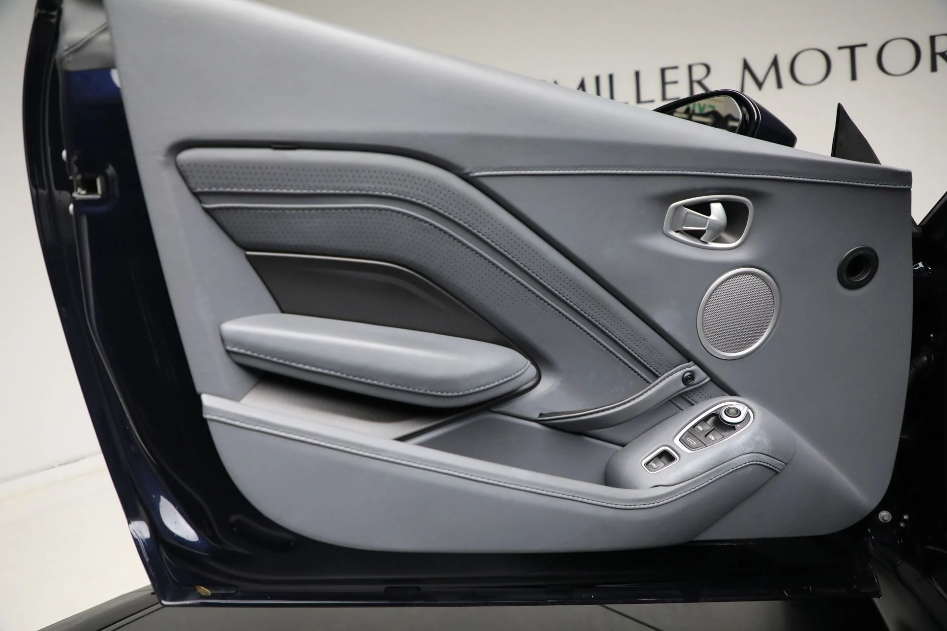 mph022_2331500457_Used_2021_Aston_Martin_Vantage_d9aeb4b5e3
