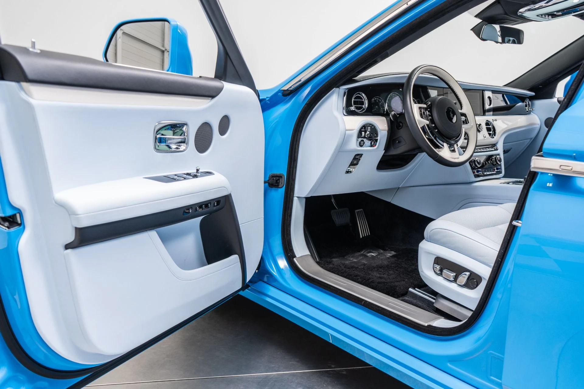 mph022_2338124309_Used_2023_Rolls_Royce_Ghost_Special_Order_Color_Commissioned_Collection_Interior_1789673794_481c13677e