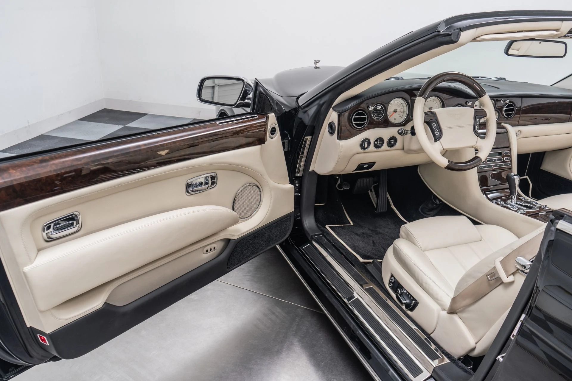 mph022_2346041024_Used_2009_Bentley_Azure_1776719869_097ab610d1