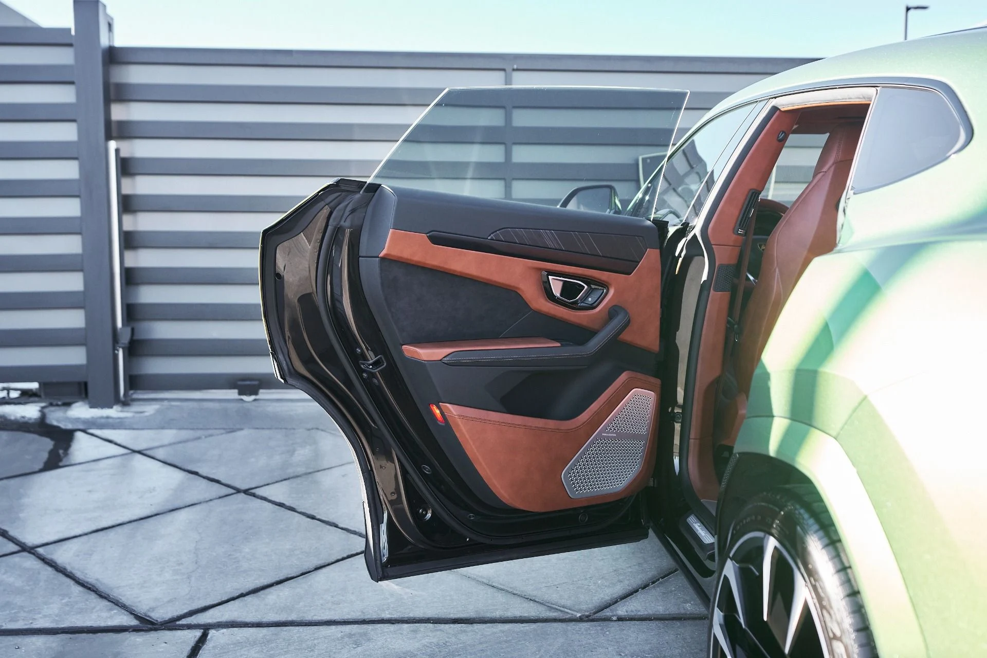 mph022_2349699428_Used_2022_Lamborghini_Urus_1764710433_4220bbf29f