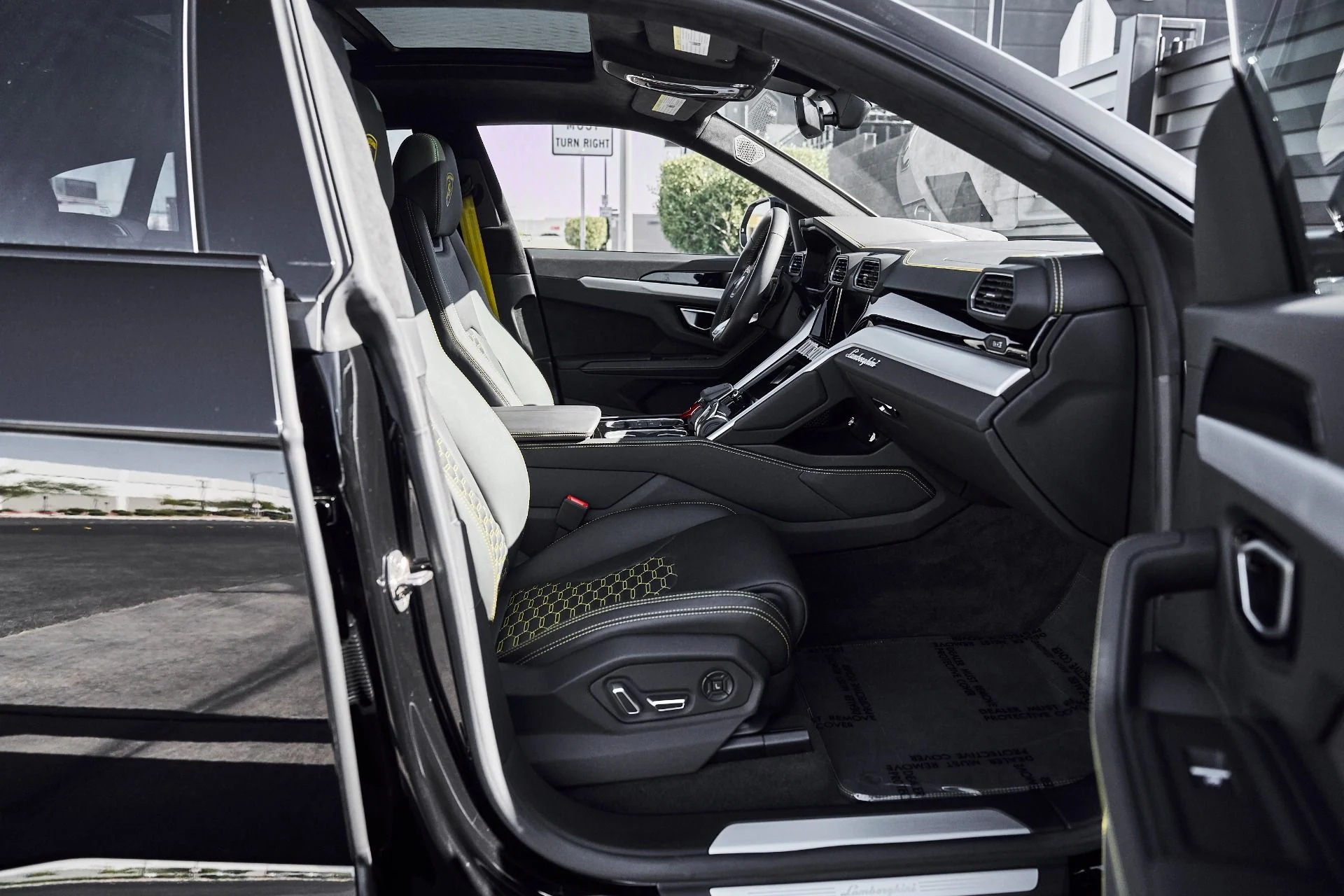 mph022_2350392212_Used_2024_Lamborghini_Urus_S_1780082845_5d4e9917ff