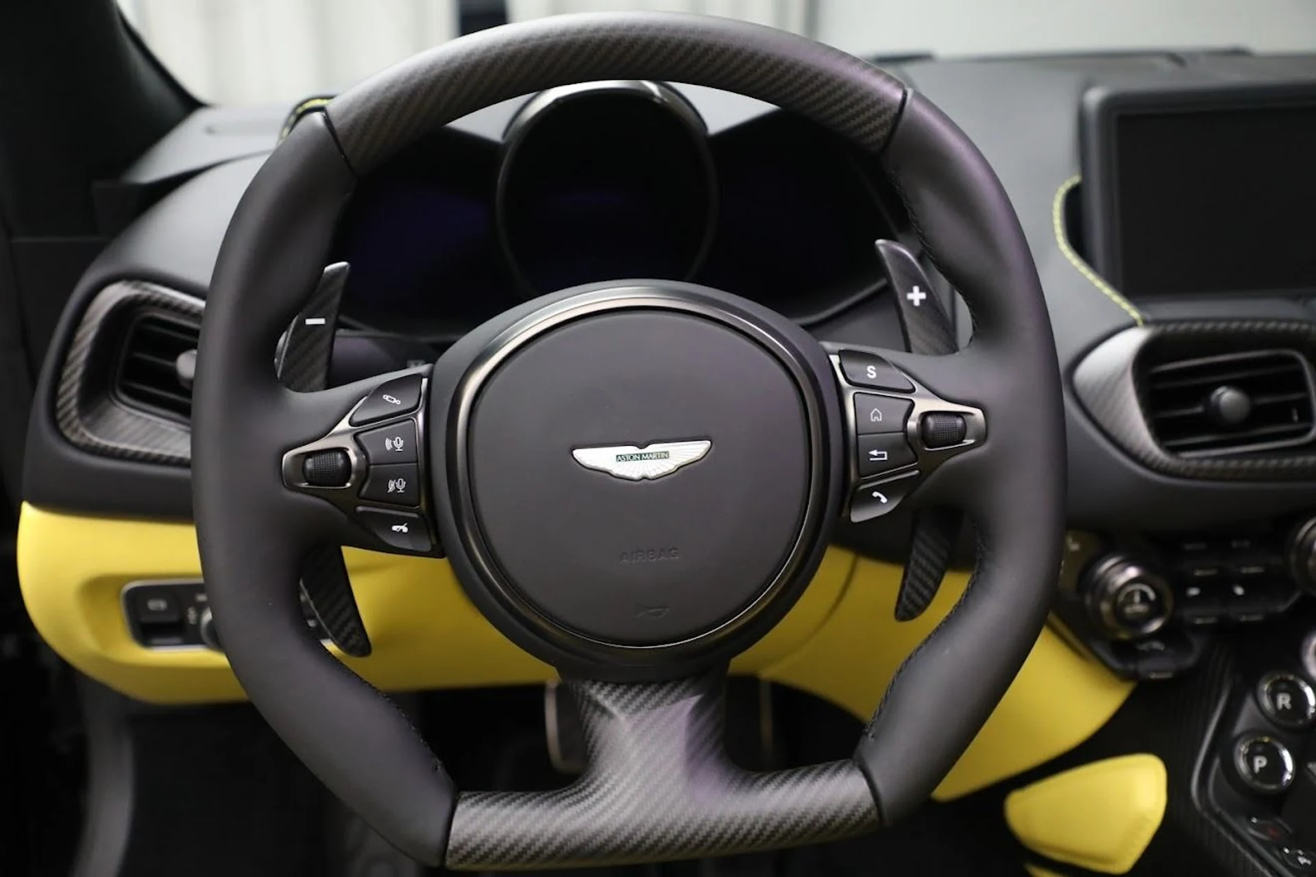 mph022_2361916502_Used_2023_Aston_Martin_Vantage_V12_1687444772_9cc2ed5473