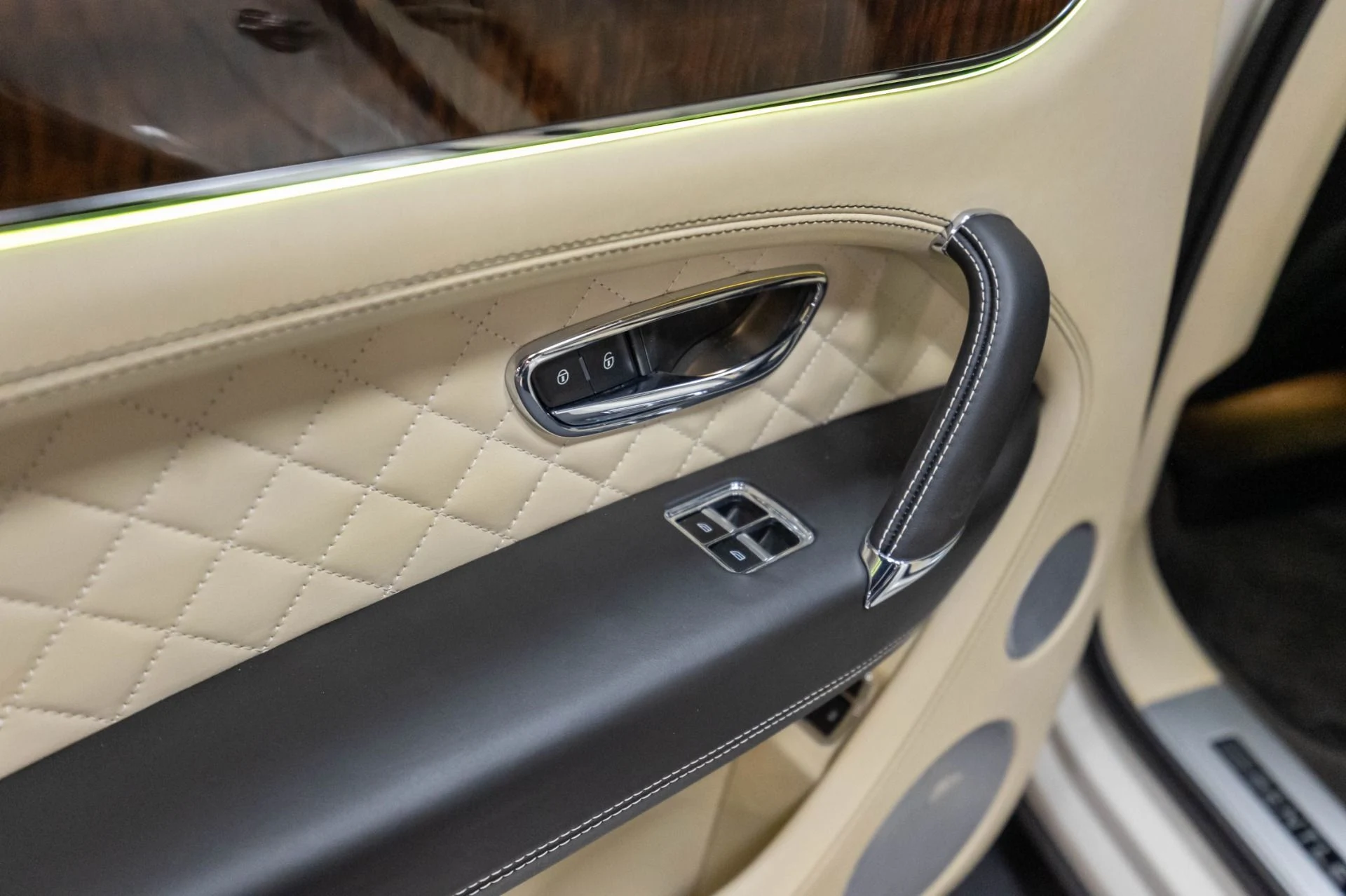 mph022_2370239141_Used_2017_Bentley_Bentayga_W12_1787159716_c46ecd5f03