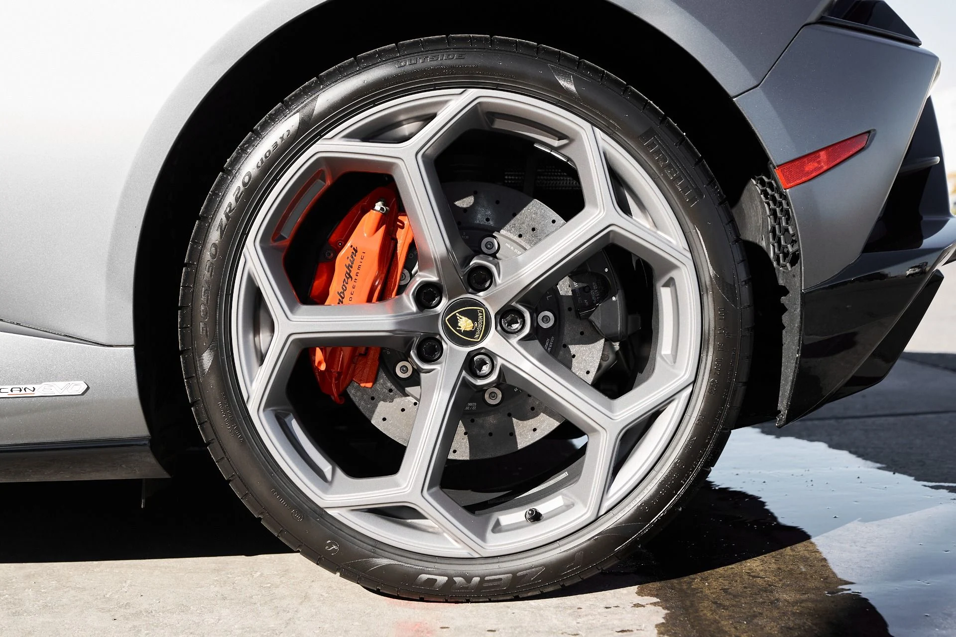 mph022_2376112155_Used_2022_Lamborghini_Huracan_EVO_Base_1761357581_cb1fff2749