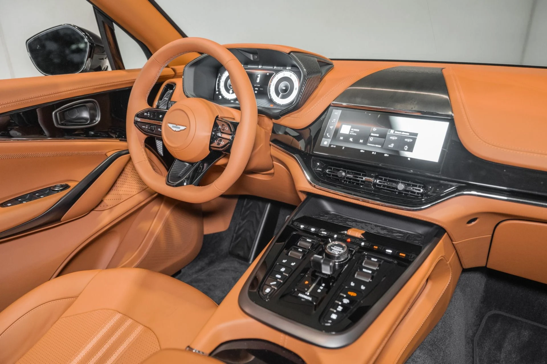 mph022_2382833108_New_2026_Aston_Martin_DBX_707_1786372165_6c745c03bb