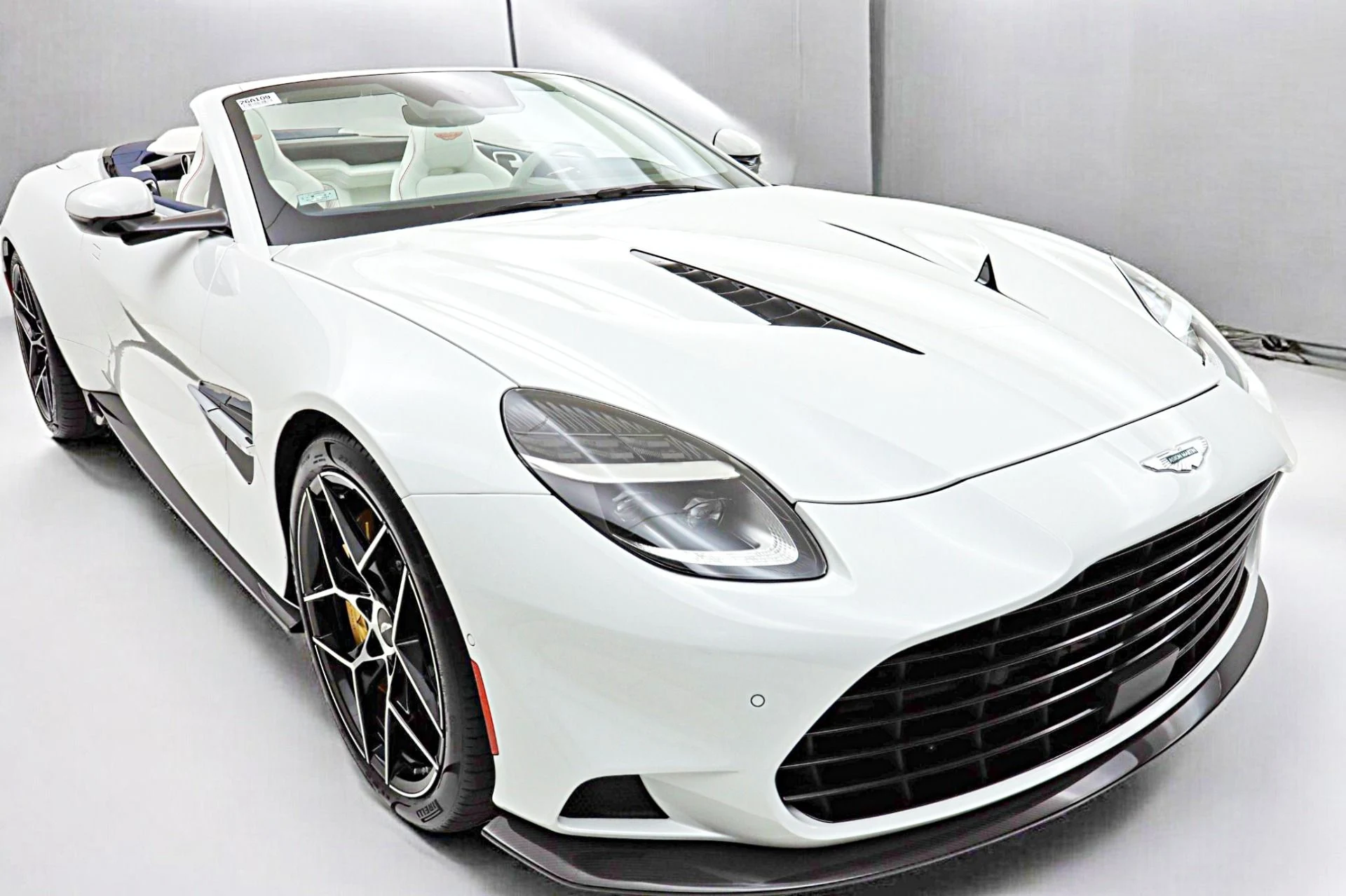 mph022_2384217669_New_2026_Aston_Martin_Vanquish_Volante_4cacae76a9