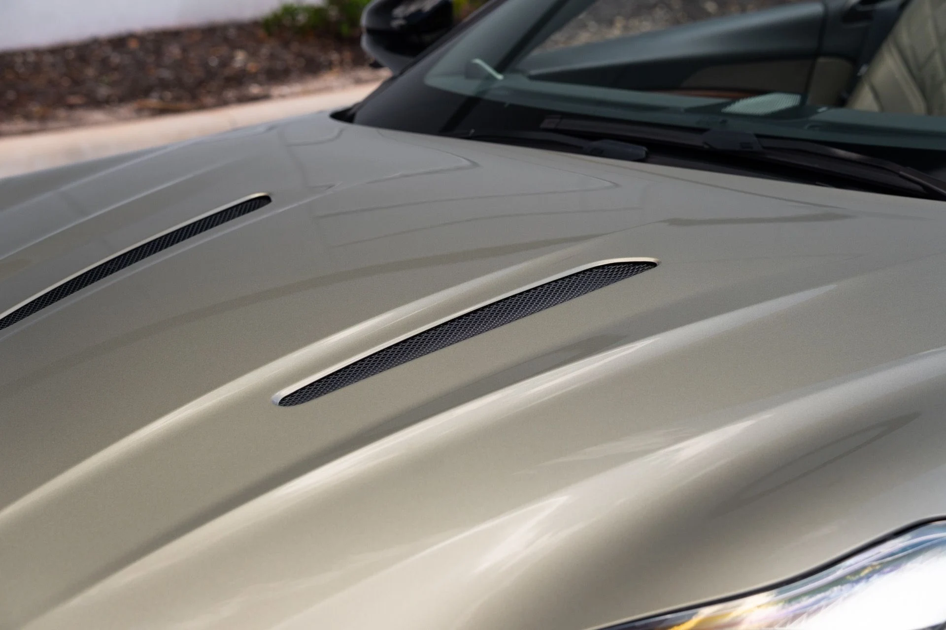 mph022_2386254856_Used_2024_Aston_Martin_DB_12_Volante_1777693541_61046e02fa