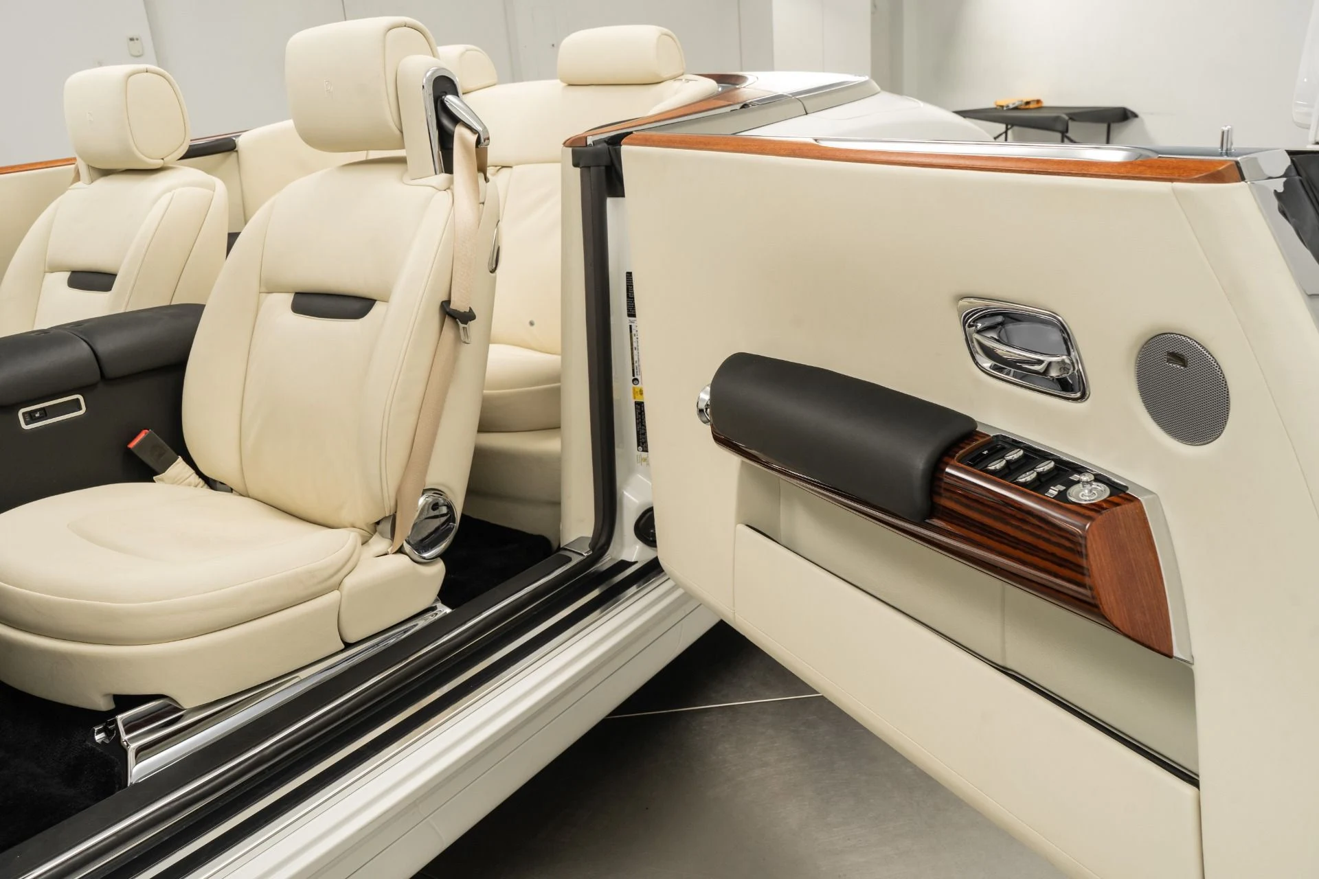 mph022_2386698868_Used_2008_Rolls_Royce_Phantom_Drophead_Coupe_Teak_Decking_Stainless_Bonnet_1780339567_b0d28e413b