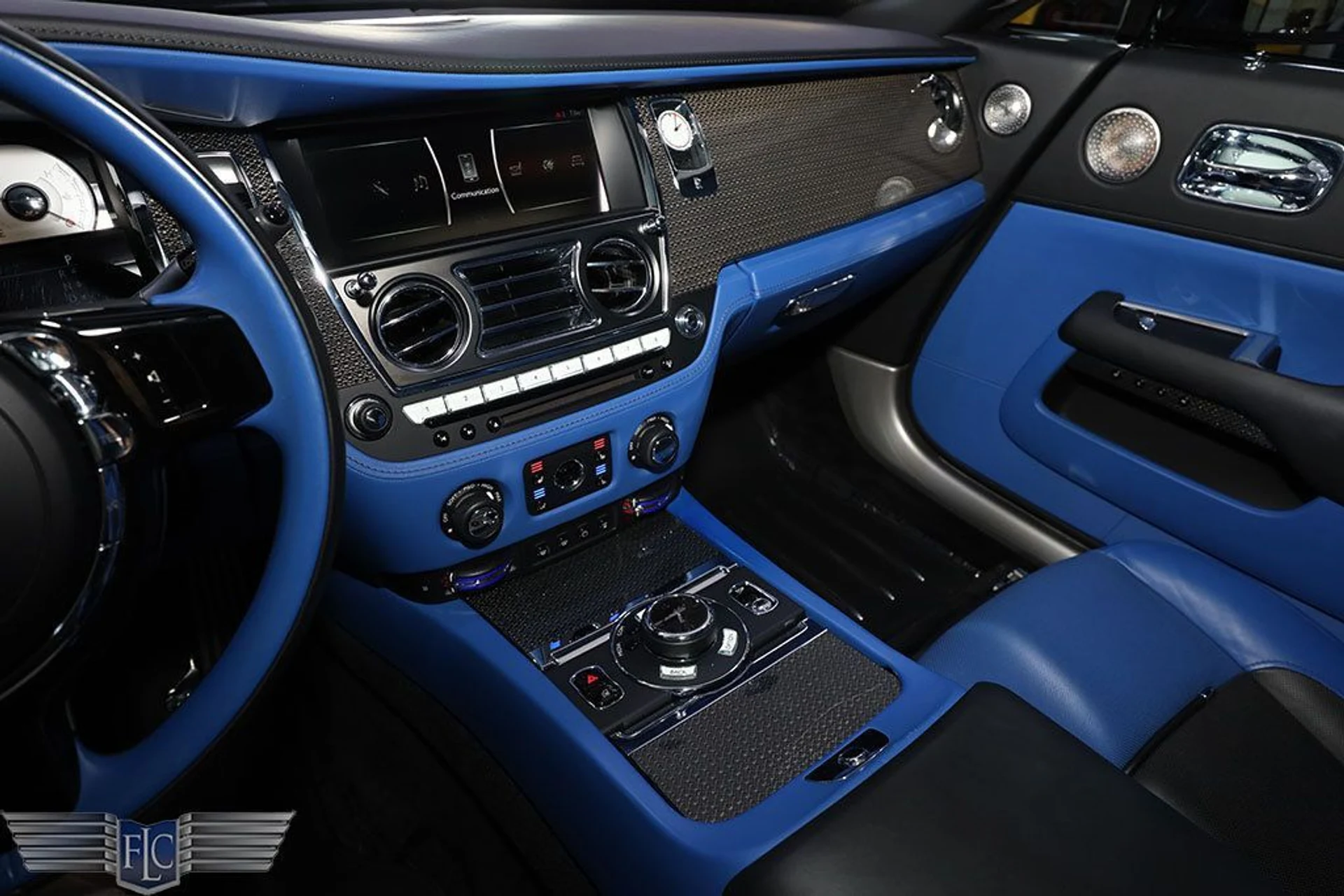 mph022_2389795797_used_2018_rolls_royce_dawn_blackbadgeconvertible_6305_22965393_23_1024_9ddf514e4b