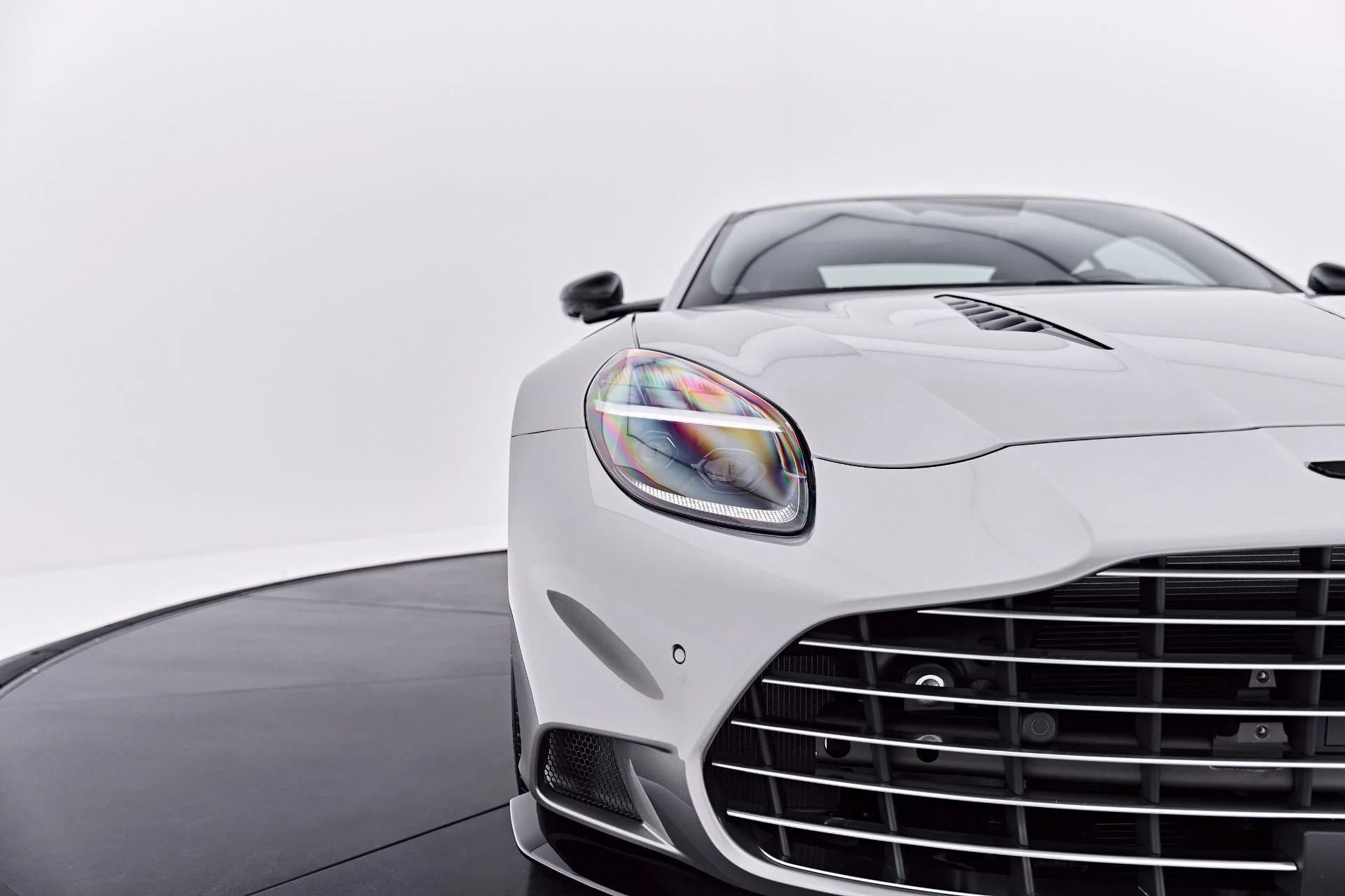mph022_2393136290_Used_2025_Aston_Martin_Vanquish_V12_1786045800_d8492e02ee