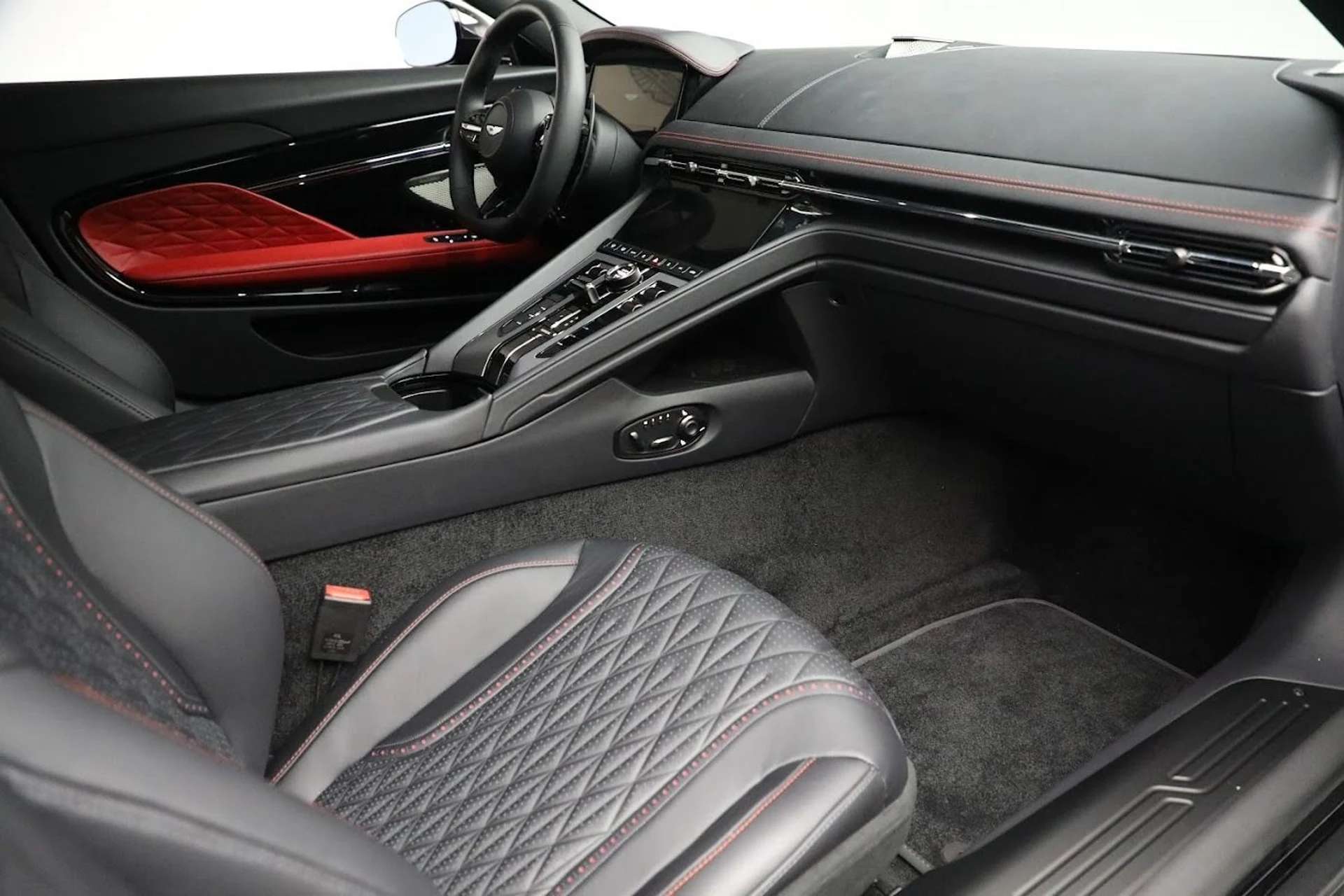 mph022_242312810_Used_2024_Aston_Martin_DB_12_V8_20a51c7abd