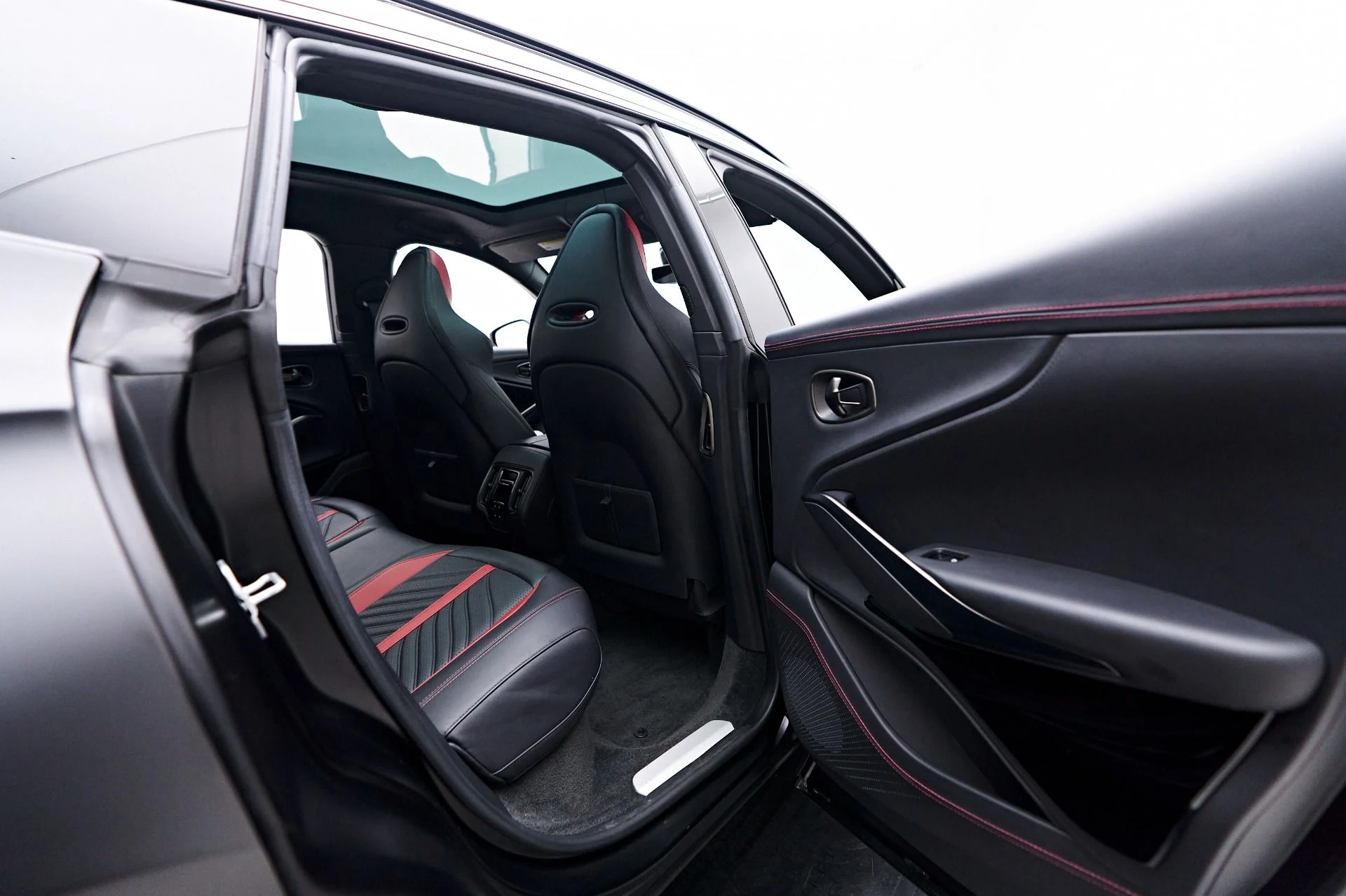 mph022_2425634456_Used_2023_Aston_Martin_DBX_707_1731378416_51d454c9cd