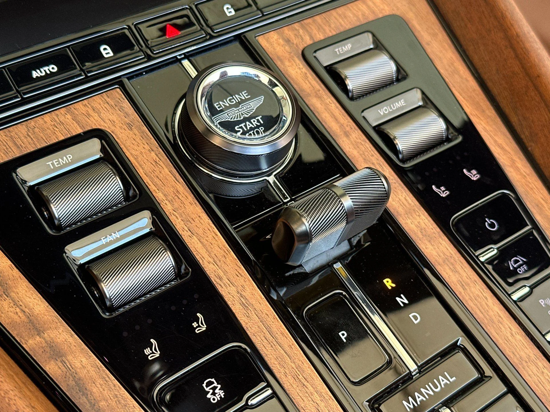 mph022_2453224481_Used_2025_Aston_Martin_DB_12_Volante_1778229517_58902b181a