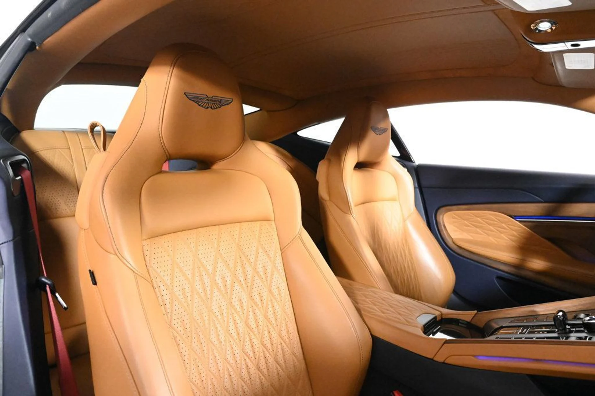 mph022_2453262804_used_2024_aston_martin_db12_coupe_11350_23000409_22_1024_eeeda85e9c