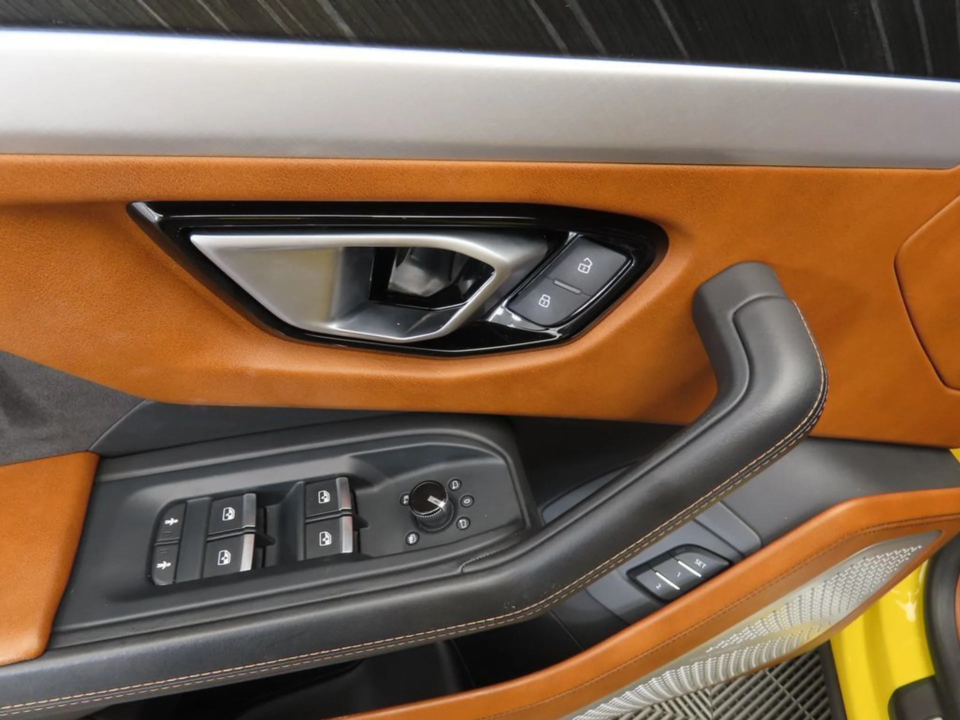 mph022_2469065703_used_2019_lamborghini_urus_awd_8119_22960416_23_1024_a0ec36b62d