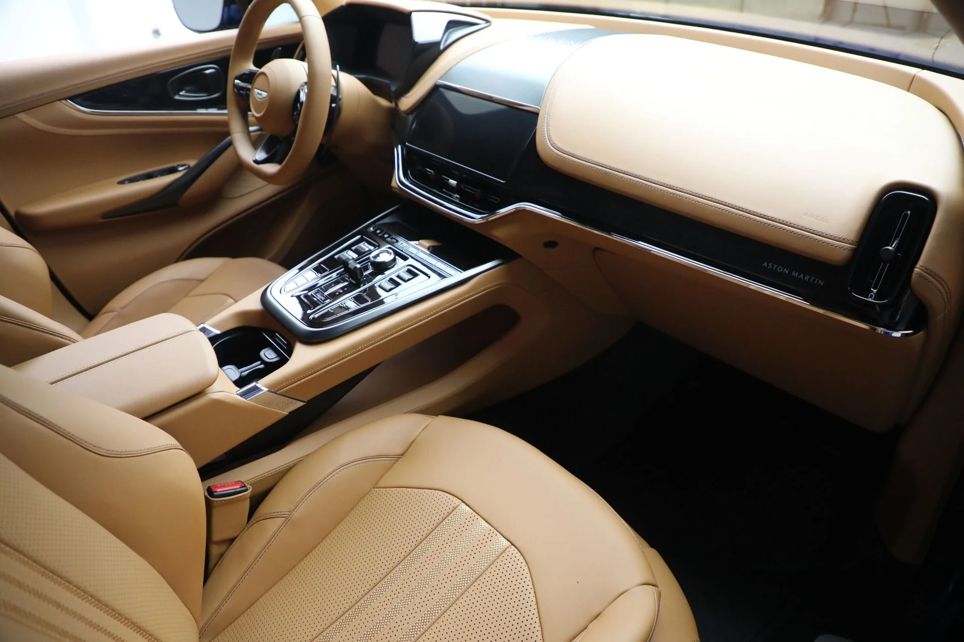 mph022_2471194112_New_2025_Aston_Martin_DBX_707_5c21e06682
