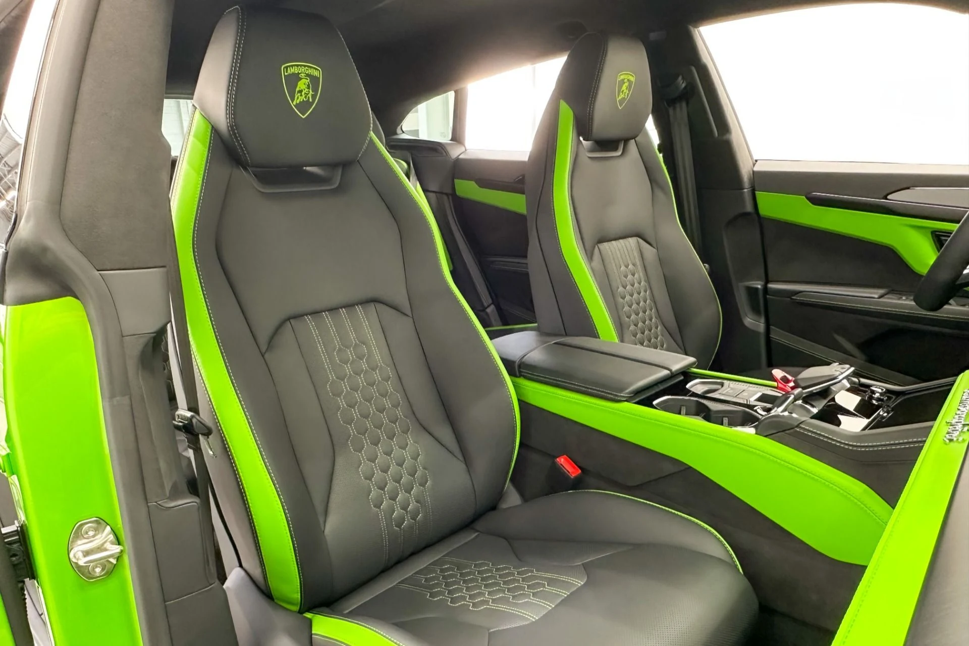 mph022_2473655621_Used_2025_Lamborghini_Urus_SE_Bicolor_Sportive_Interior_870_Miles_789_Horsepower_1772047761_8d4d1b413f