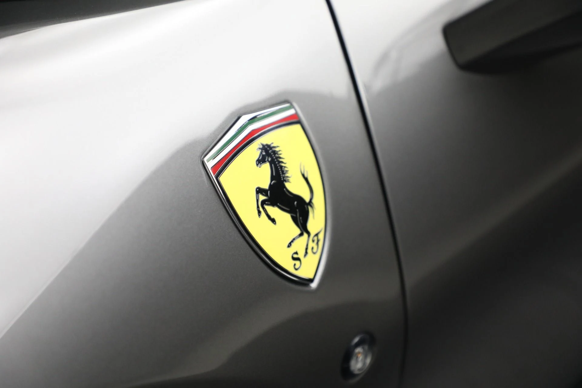 mph022_2498248209_Used_2022_Ferrari_F8_Tributo_1761342513_5d1ca13c77