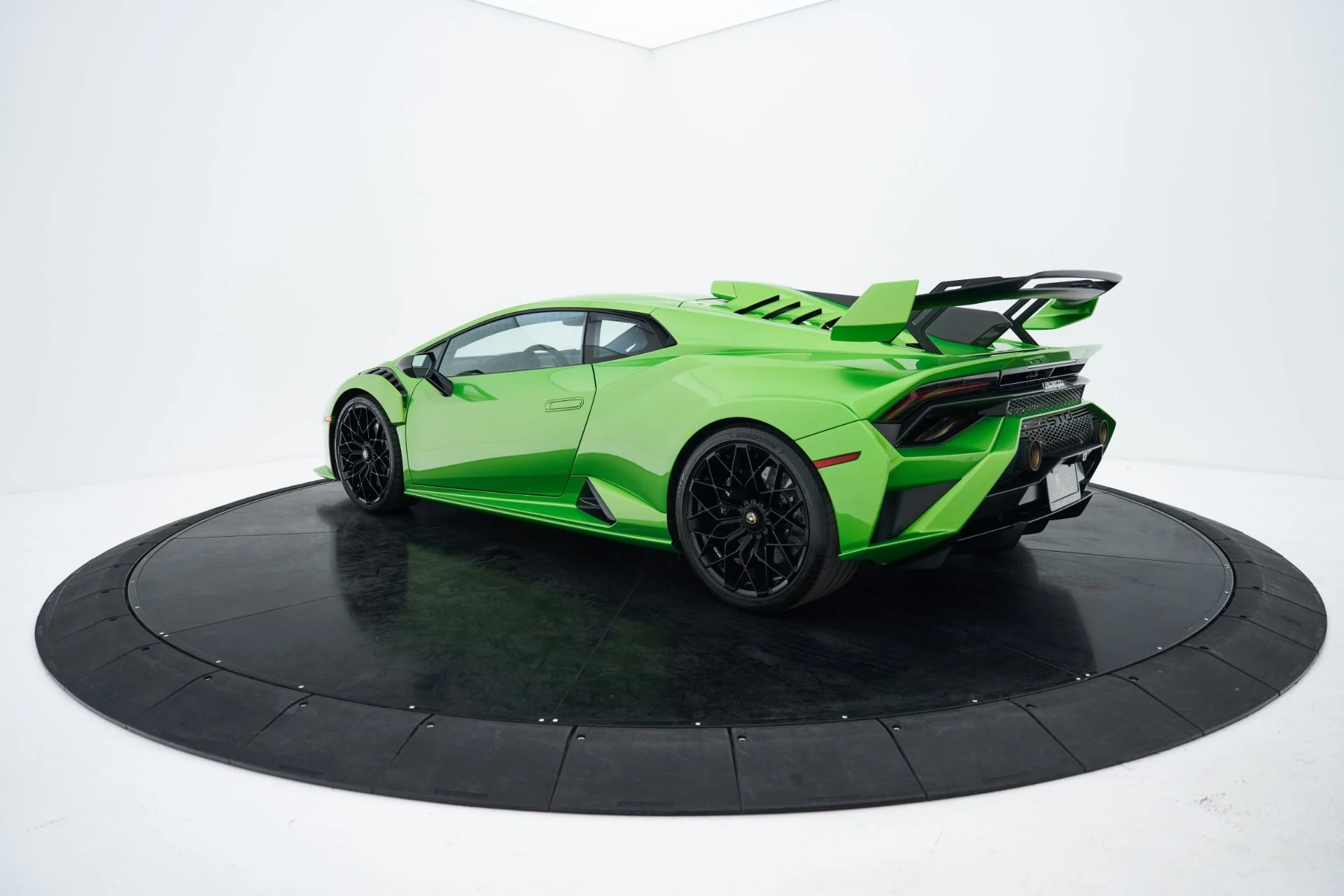 mph022_2501685316_Used_2024_Lamborghini_Huracan_STO_Base_1793231417_2537208cca