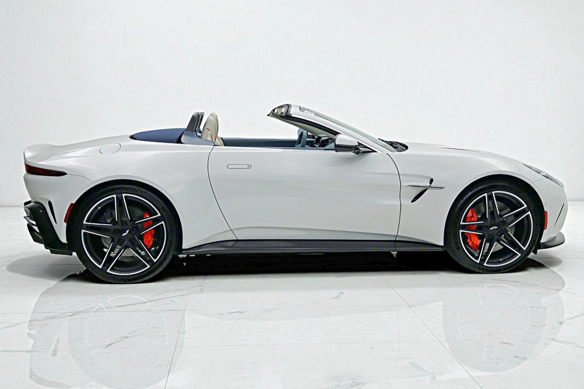 mph022_2506028631_New_2026_Aston_Martin_Vantage_Roadster_d873b4205a