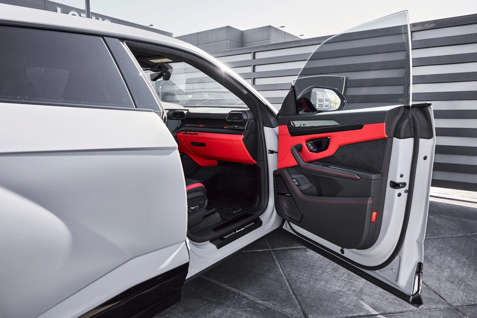 mph022_2525457815_Used_2024_Lamborghini_Urus_S_1779209030_3c4ccc2b04