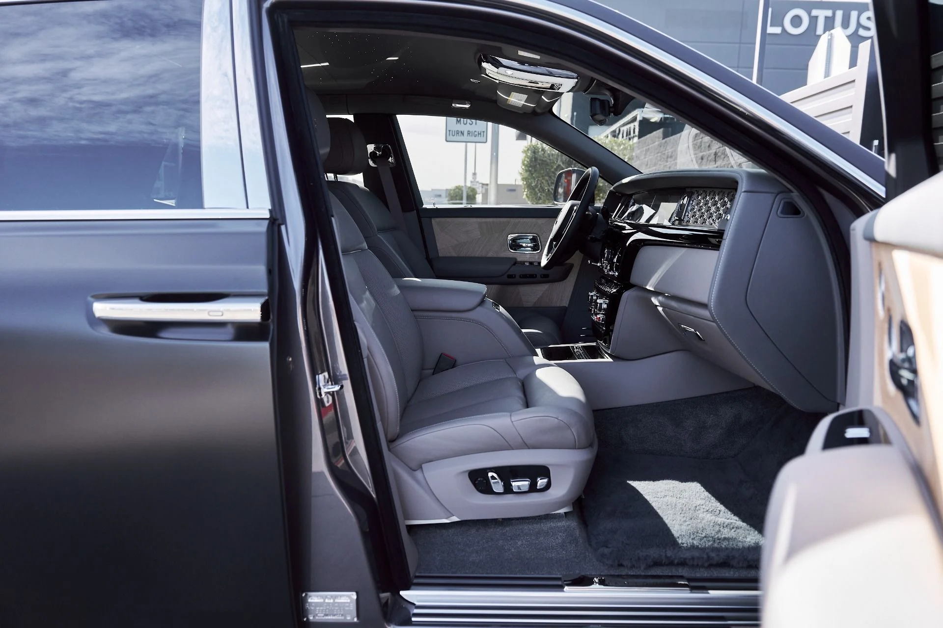 mph022_253293218_Used_2025_Rolls_Royce_Phantom_Base_1769480891_b95a7adcd2