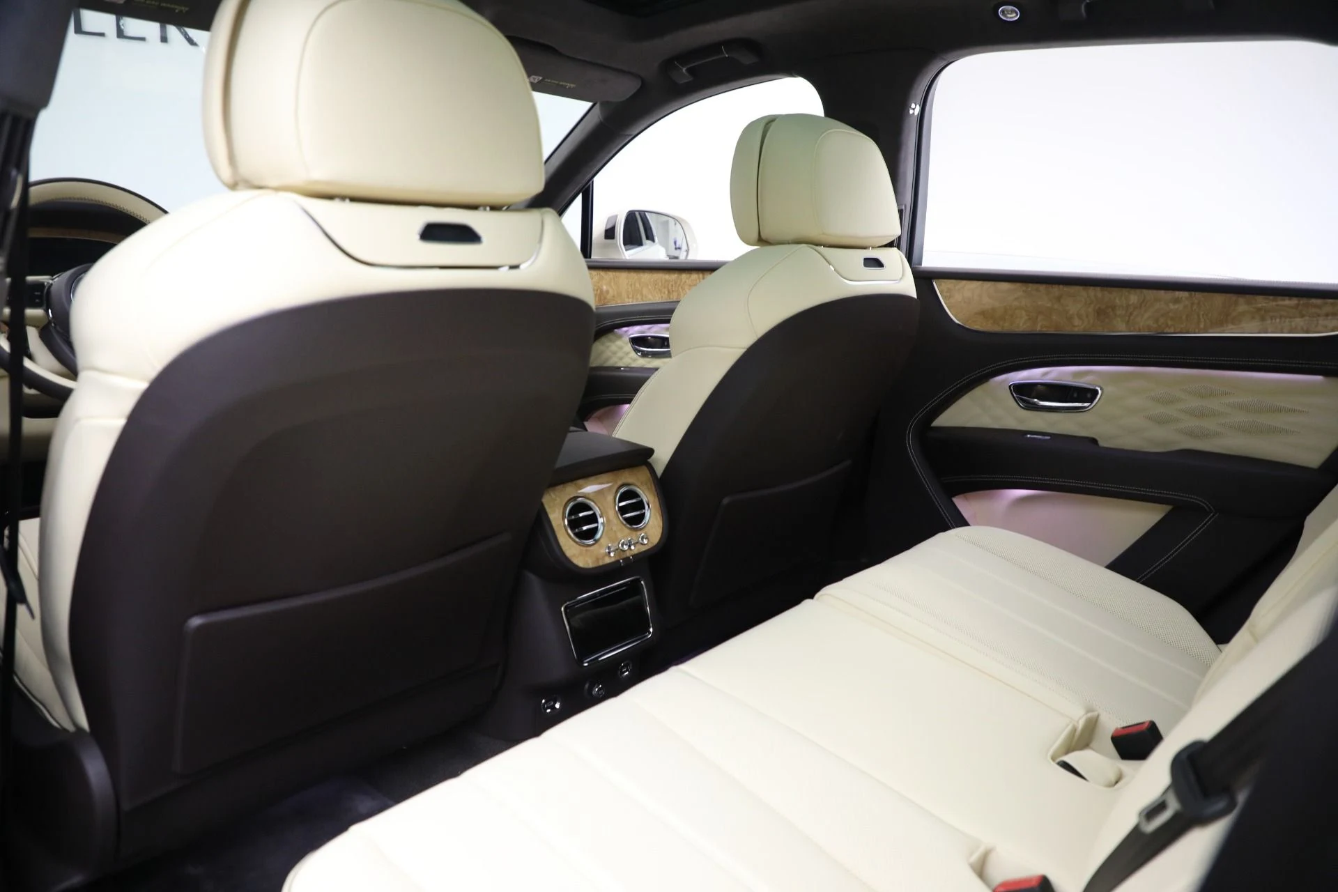 mph022_2539300318_New_2025_Bentley_Bentayga_Azure_V8_0230c9907a
