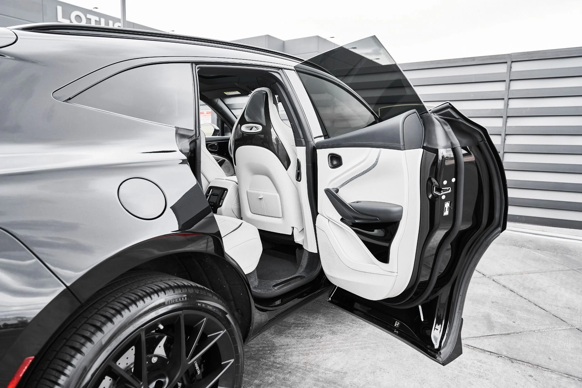 mph022_2548084371_Used_2025_Aston_Martin_DBX_707_1775007964_f2546dc1db