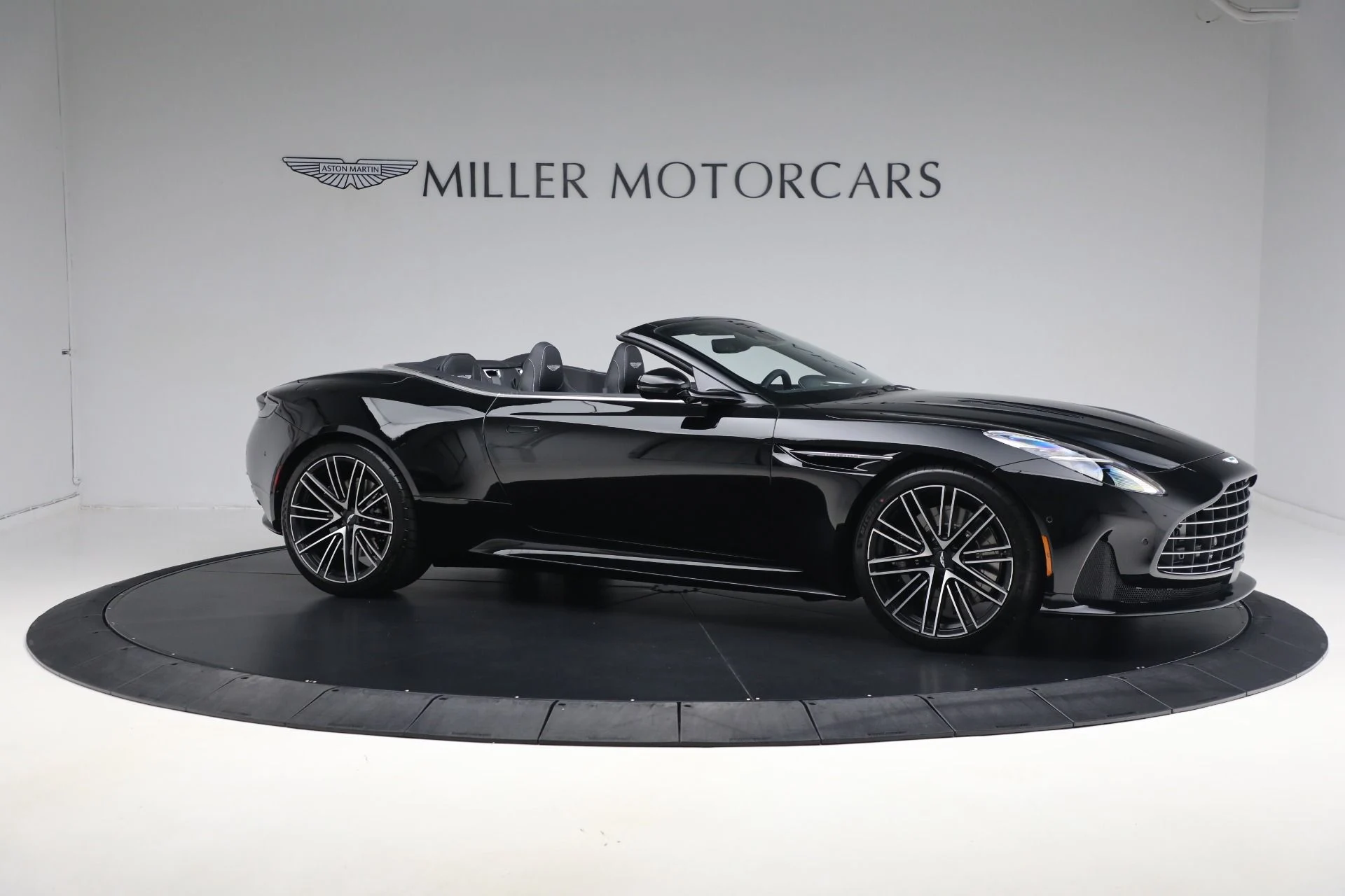 mph022_2551971572_New_2025_Aston_Martin_DB_12_Volante_4be0f663c5