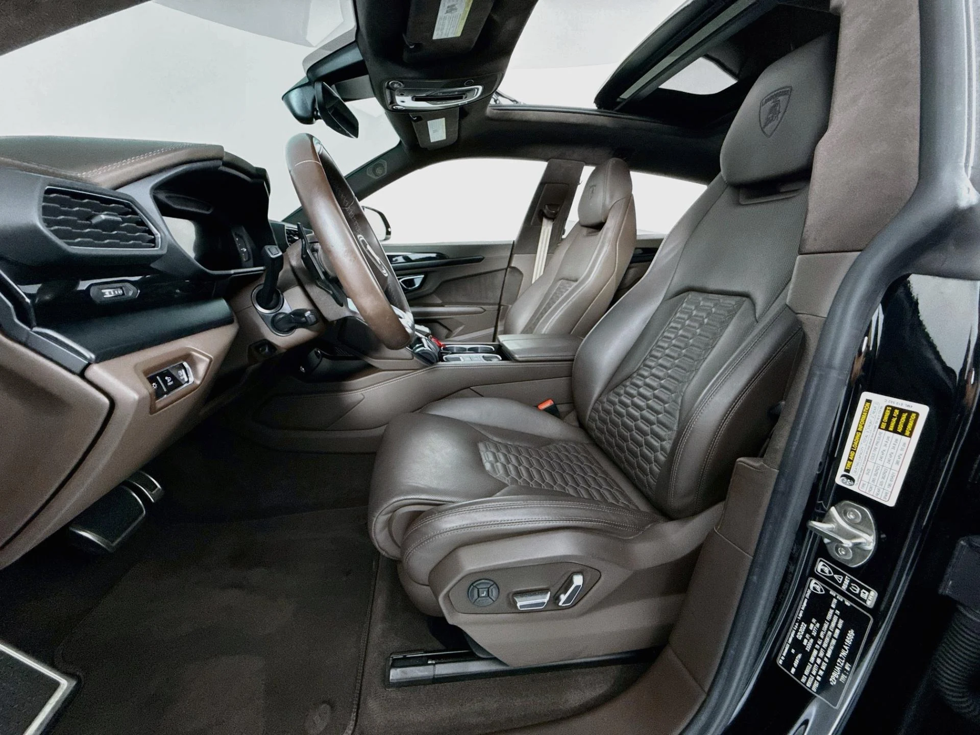 mph022_2560121001_Used_2022_Lamborghini_Urus_1786409423_68ddca931d