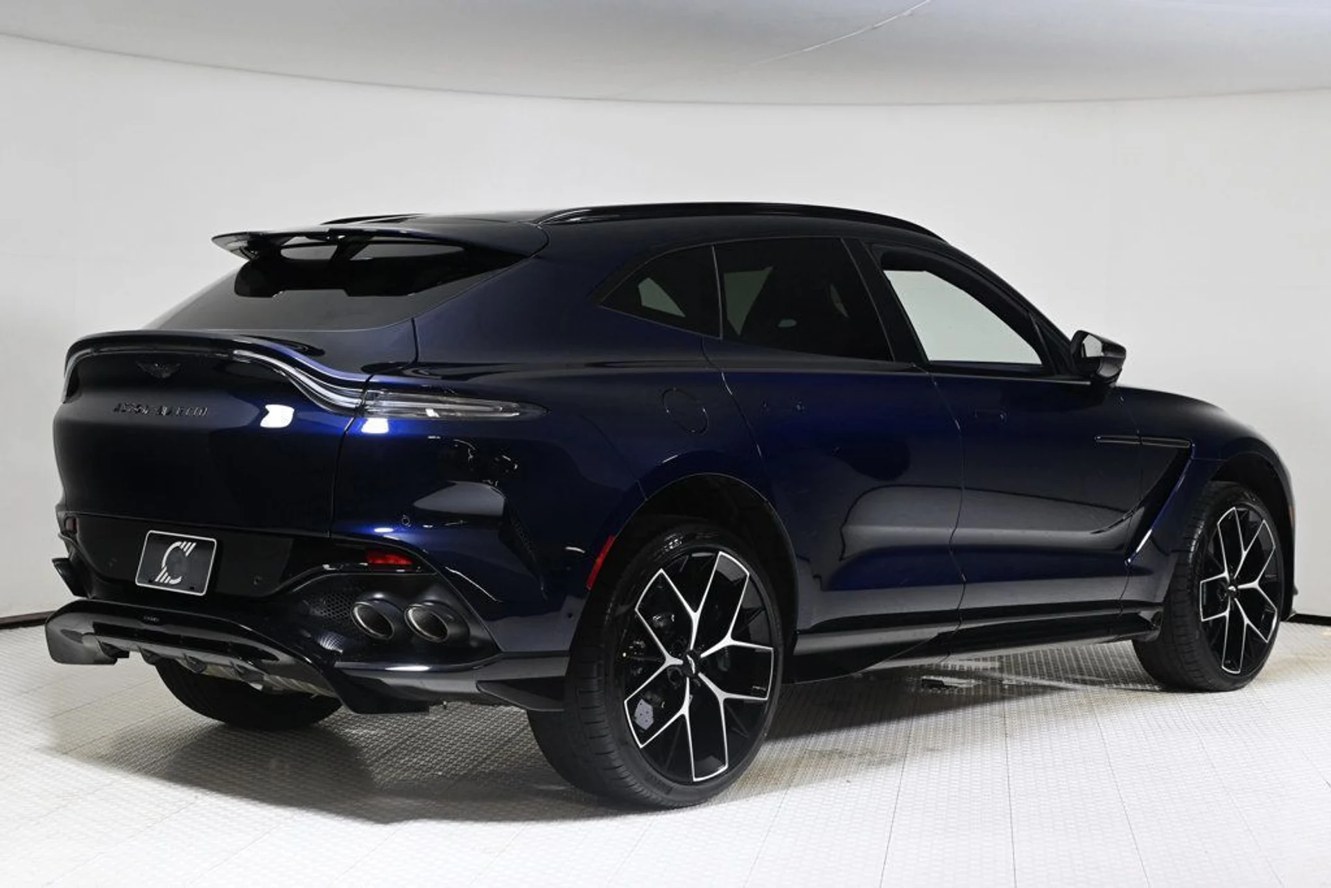 mph022_2602757784_new_2026_aston_martin_dbx_707awd_11350_22970164_22_1024_213838ad4e