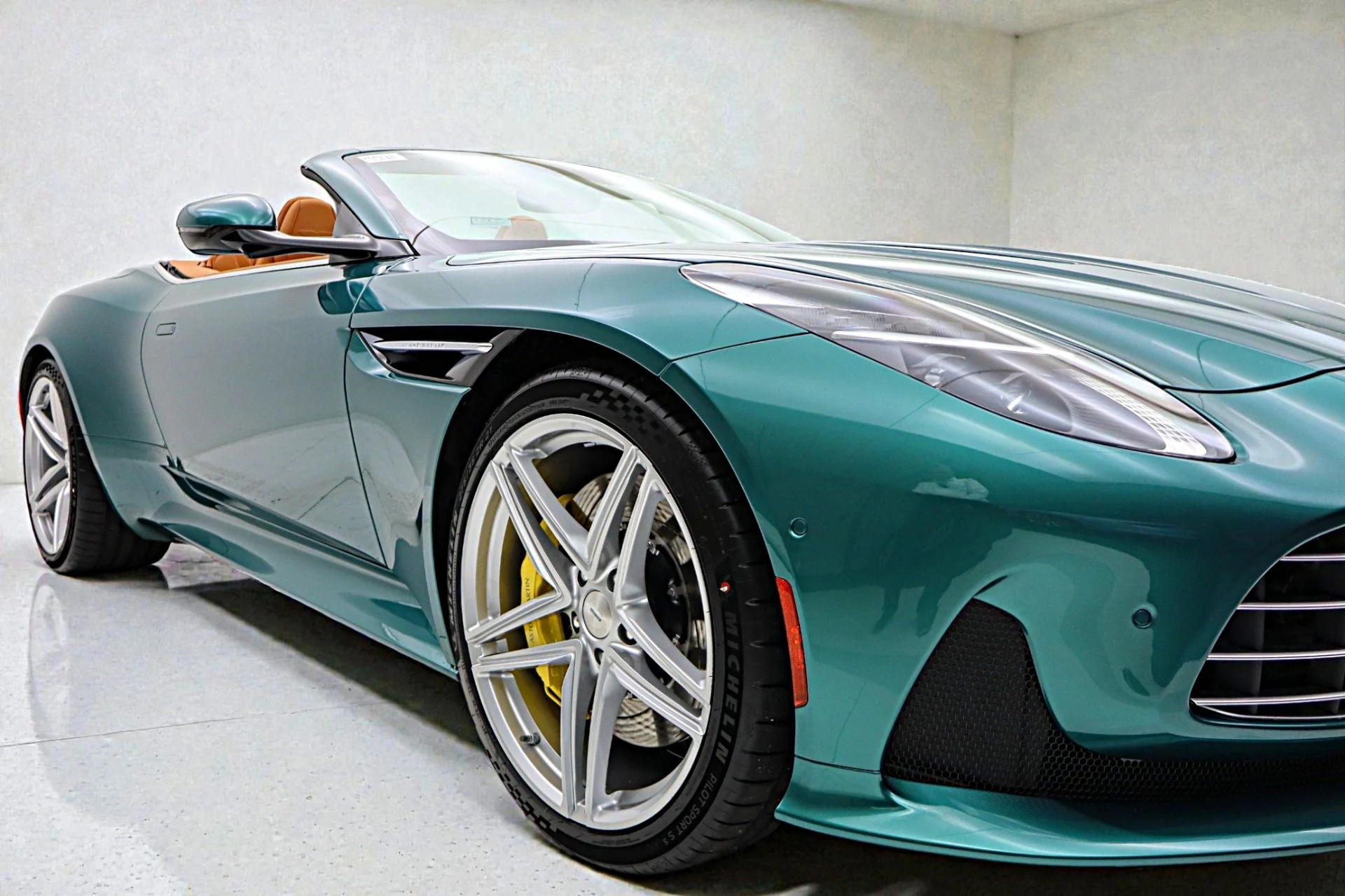 mph022_2622919170_New_2026_Aston_Martin_DB_12_Volante_f03cf93b00