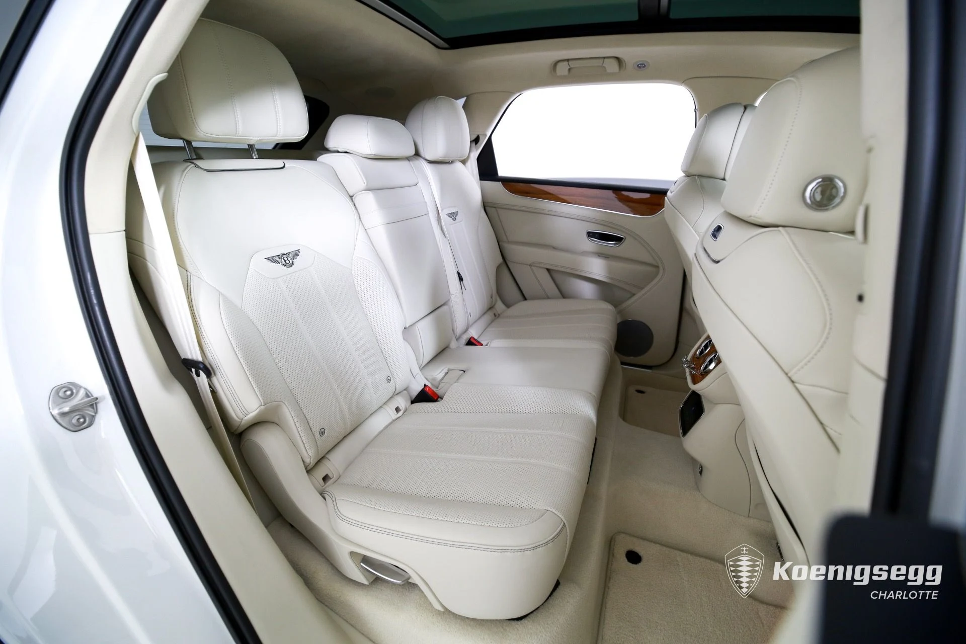 mph022_2631601200_Used_2023_Bentley_Bentayga_Hybrid_1760985662_950f220524