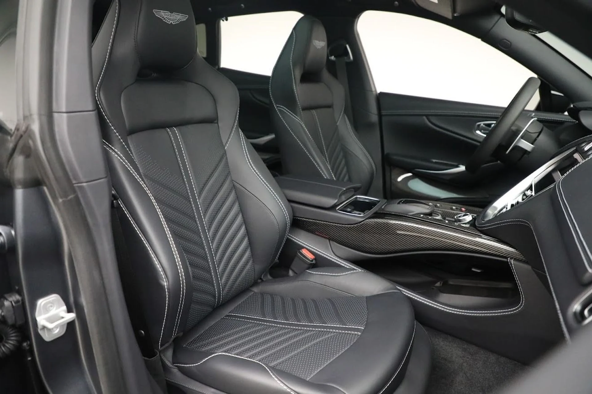 mph022_2635788365_Used_2023_Aston_Martin_DBX_707_1682624534_8c91e8d8a7