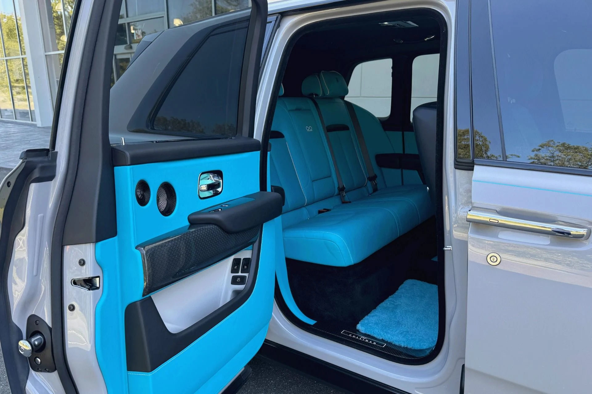 mph022_2642492728_Used_2022_Rolls_Royce_Black_Badge_Cullinan_1758544734_0e155e032e