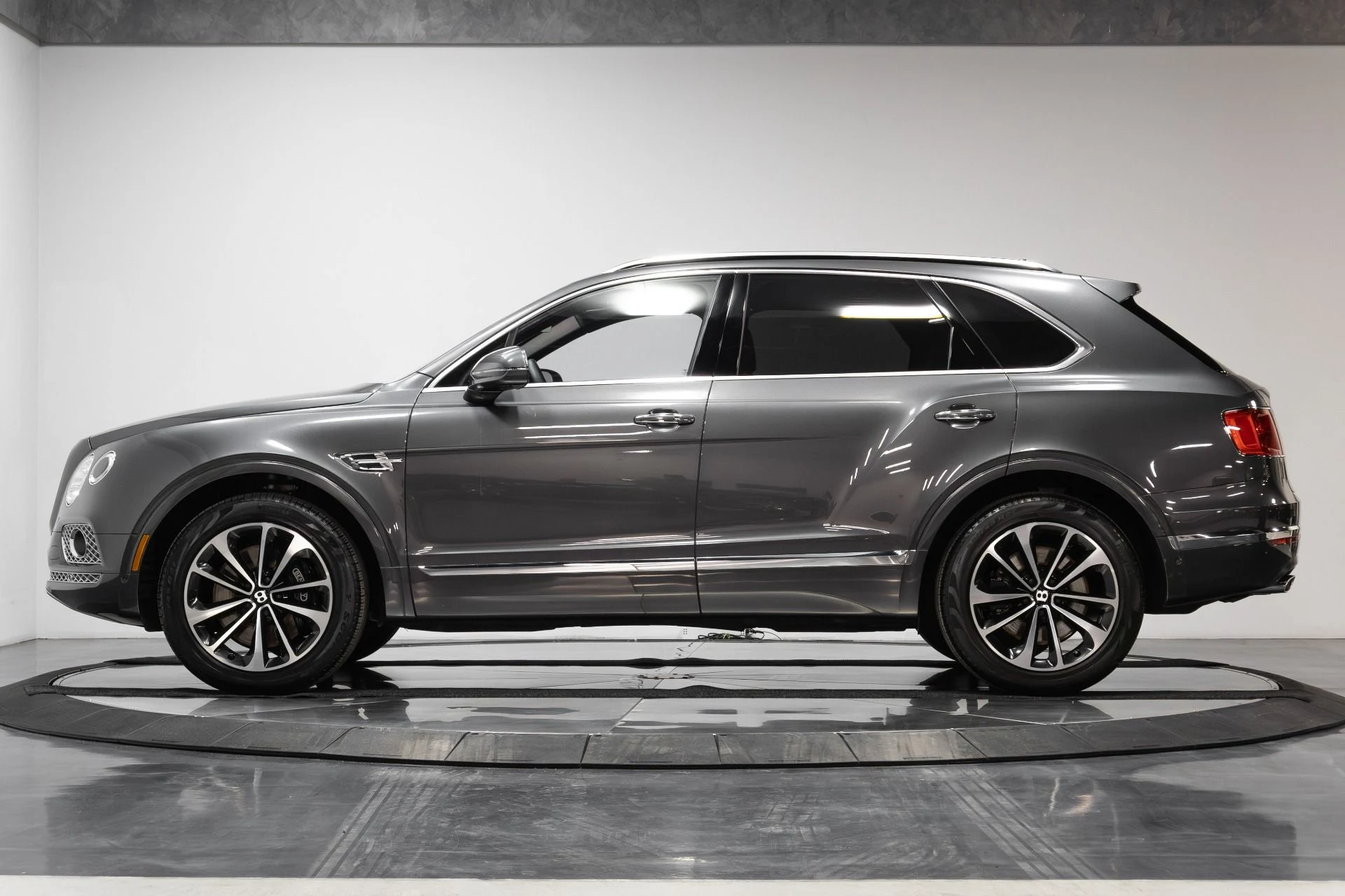 mph022_2655769182_Used_2017_Bentley_Bentayga_W12_1763489562_ef7fa678dd