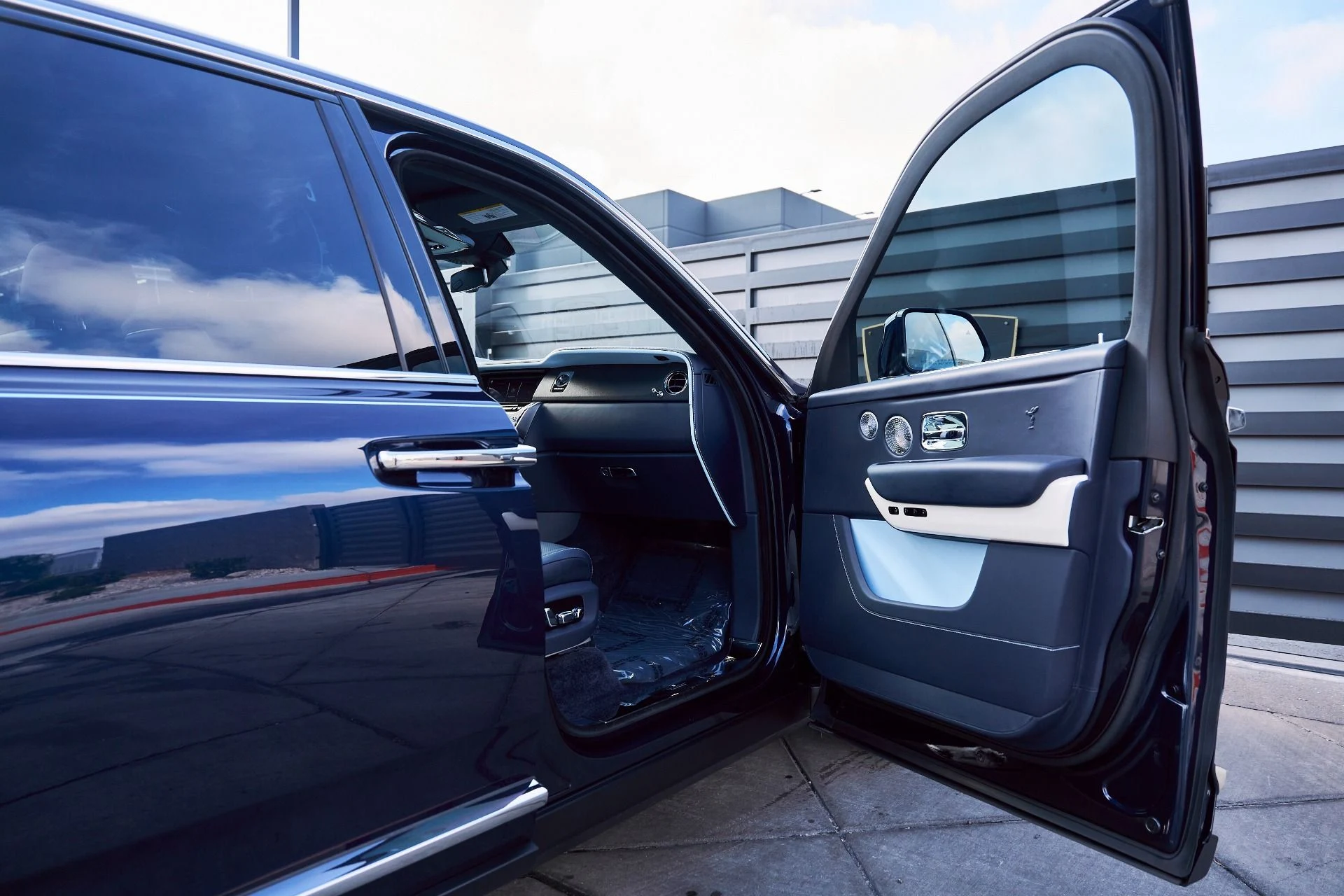 mph022_2660361225_Used_2022_Rolls_Royce_Cullinan_Base_1767400071_818abed121