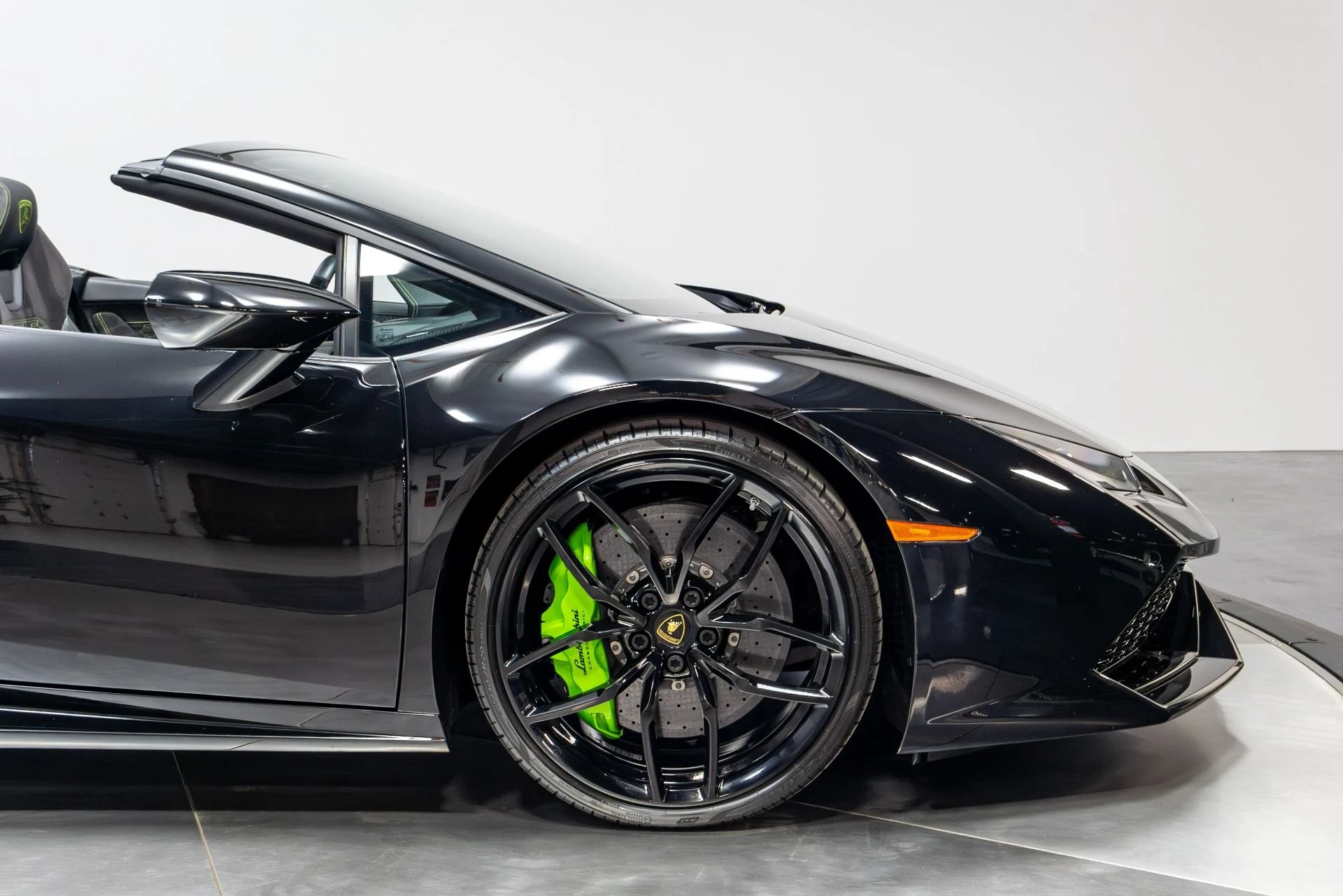 mph022_2684332670_Used_2017_Lamborghini_Huracan_1775865662_cdffffc948