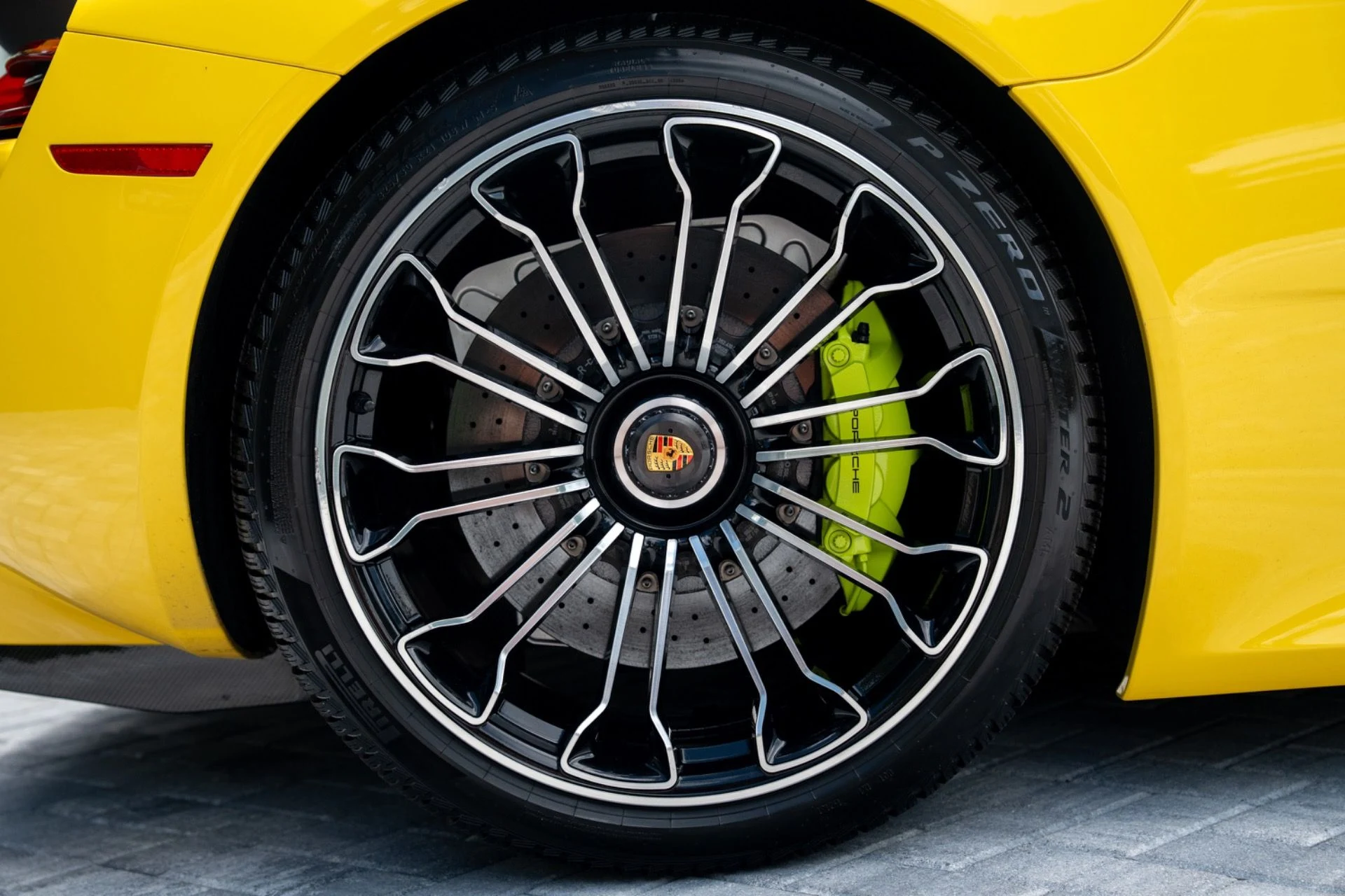 mph022_2708183793_Used_2015_Porsche_918_Spyder_1782406240_7bb1e928eb