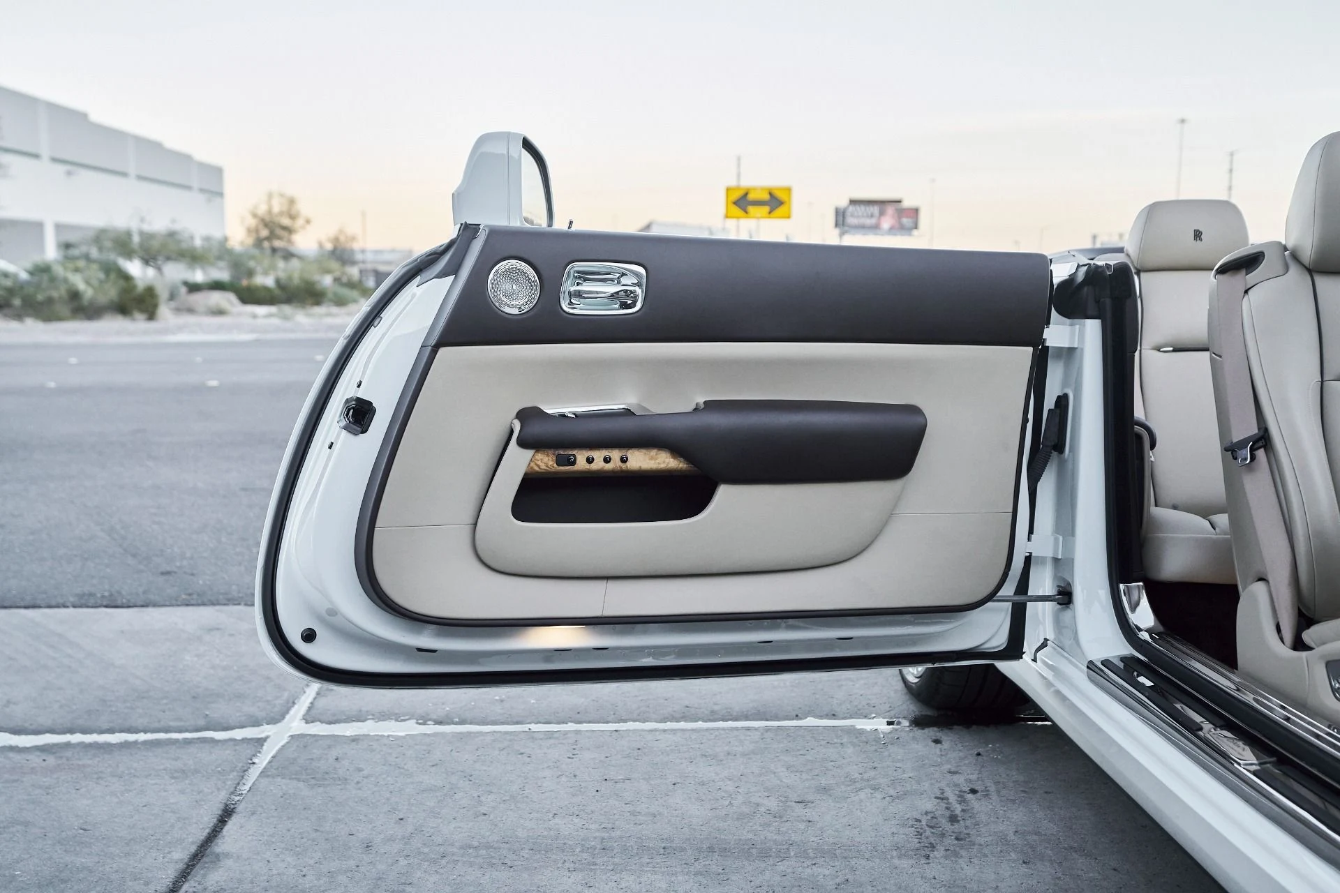 mph022_2709532364_Used_2017_Rolls_Royce_Dawn_Base_1764730538_5f91bf4d6a