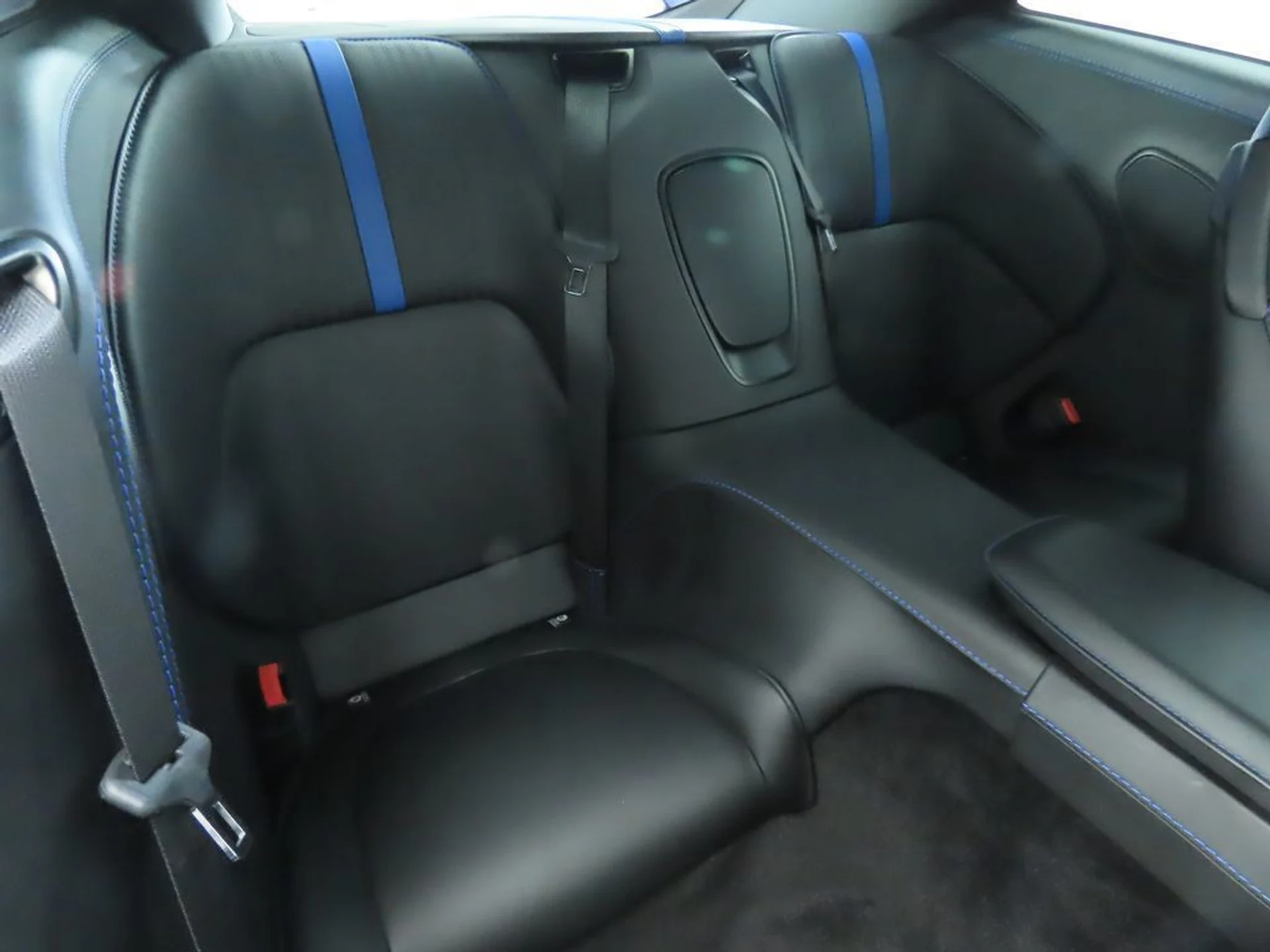 mph022_273126451_used_2018_aston_martin_db11_v12coupe_8119_22975098_23_1024_c715f8f3e0