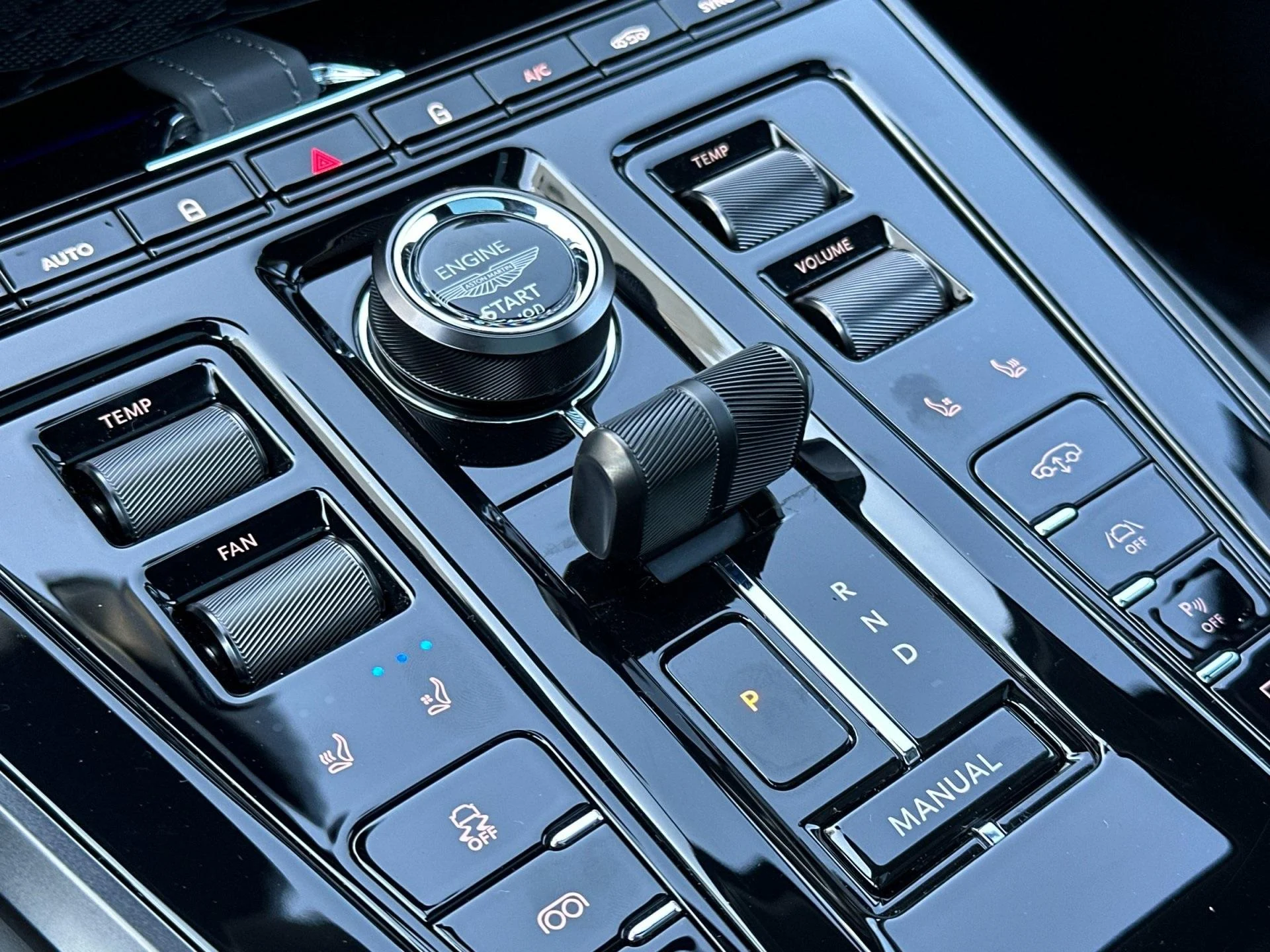 mph022_2732837294_New_2025_Aston_Martin_DBX_707_1758896239_d4cf800736